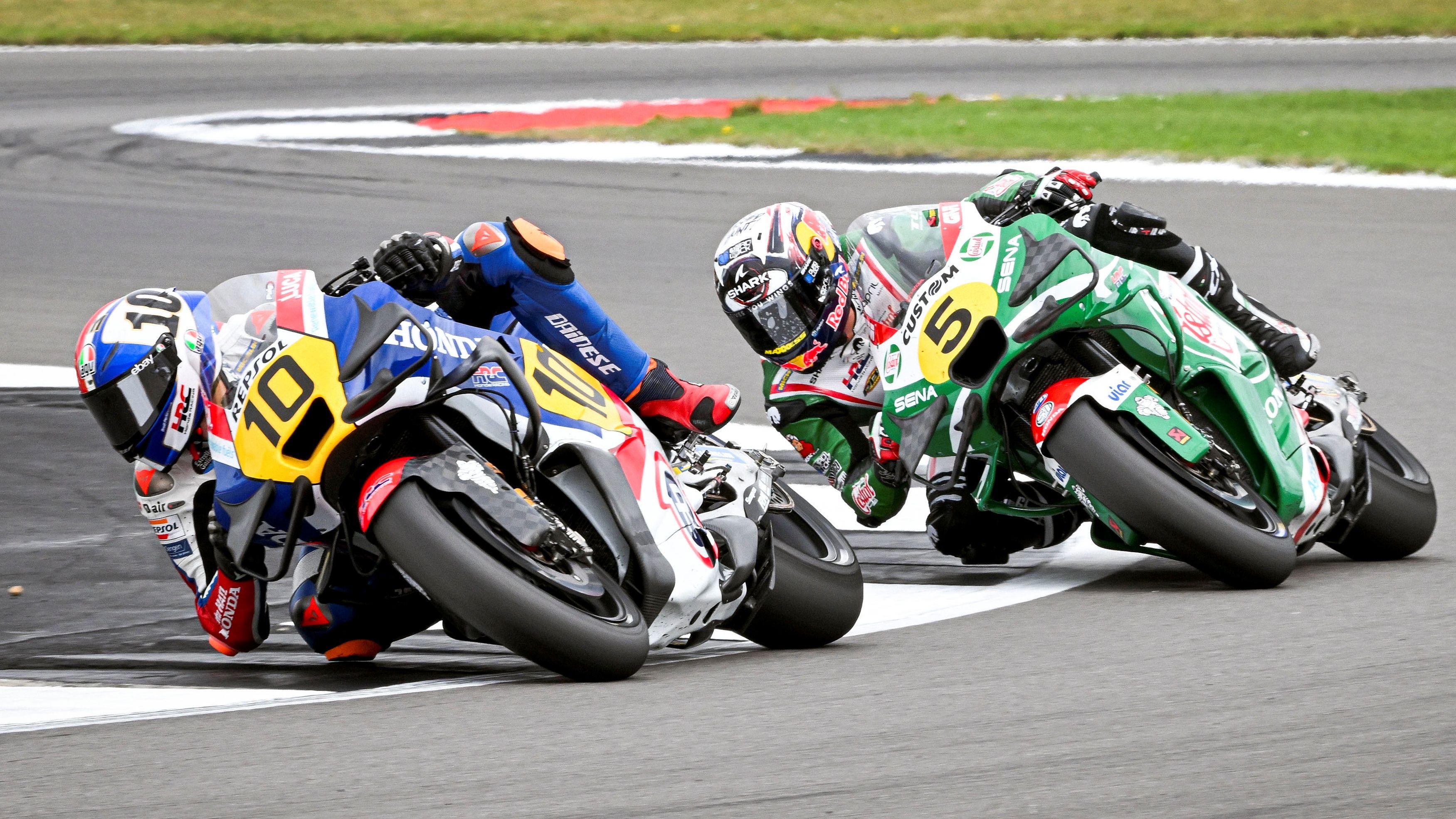 Luca Marini por delante de Johann Zarco, MotoGP Silverstone 2024