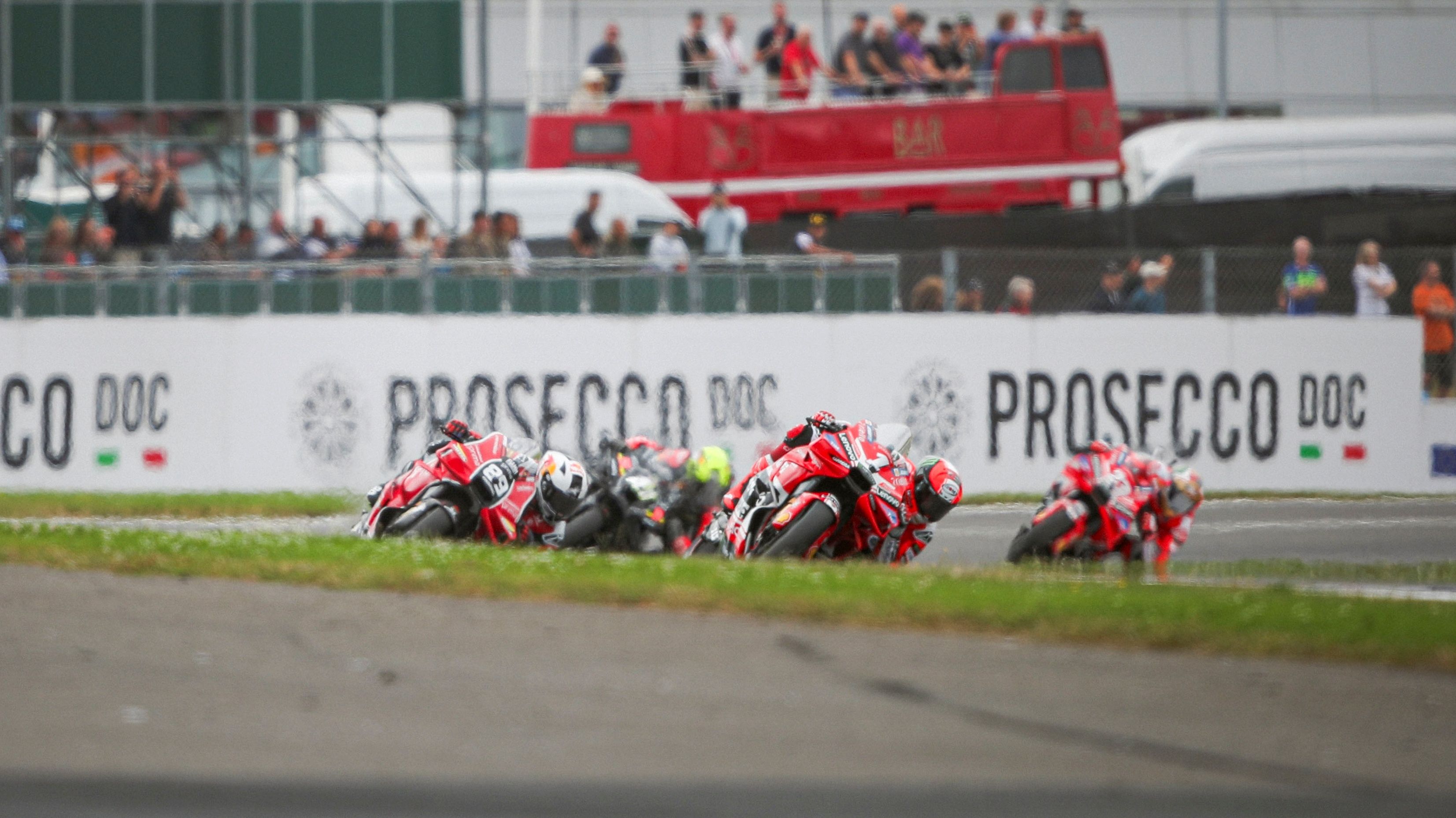 Pecco Bagnaia comanda ante Jorge Martín y Aleix Espargaró, MotoGP Silverstone 2024