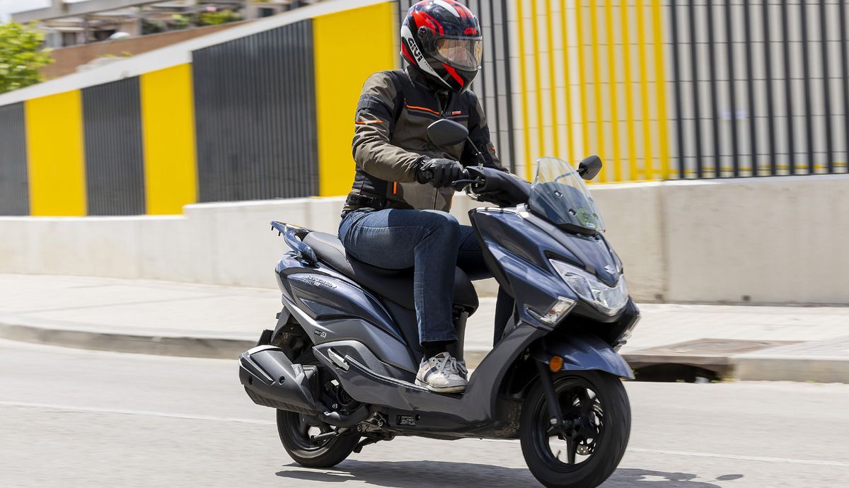 suzuki-burgman-125-ex-2024-accion_7_1200x690.jpeg