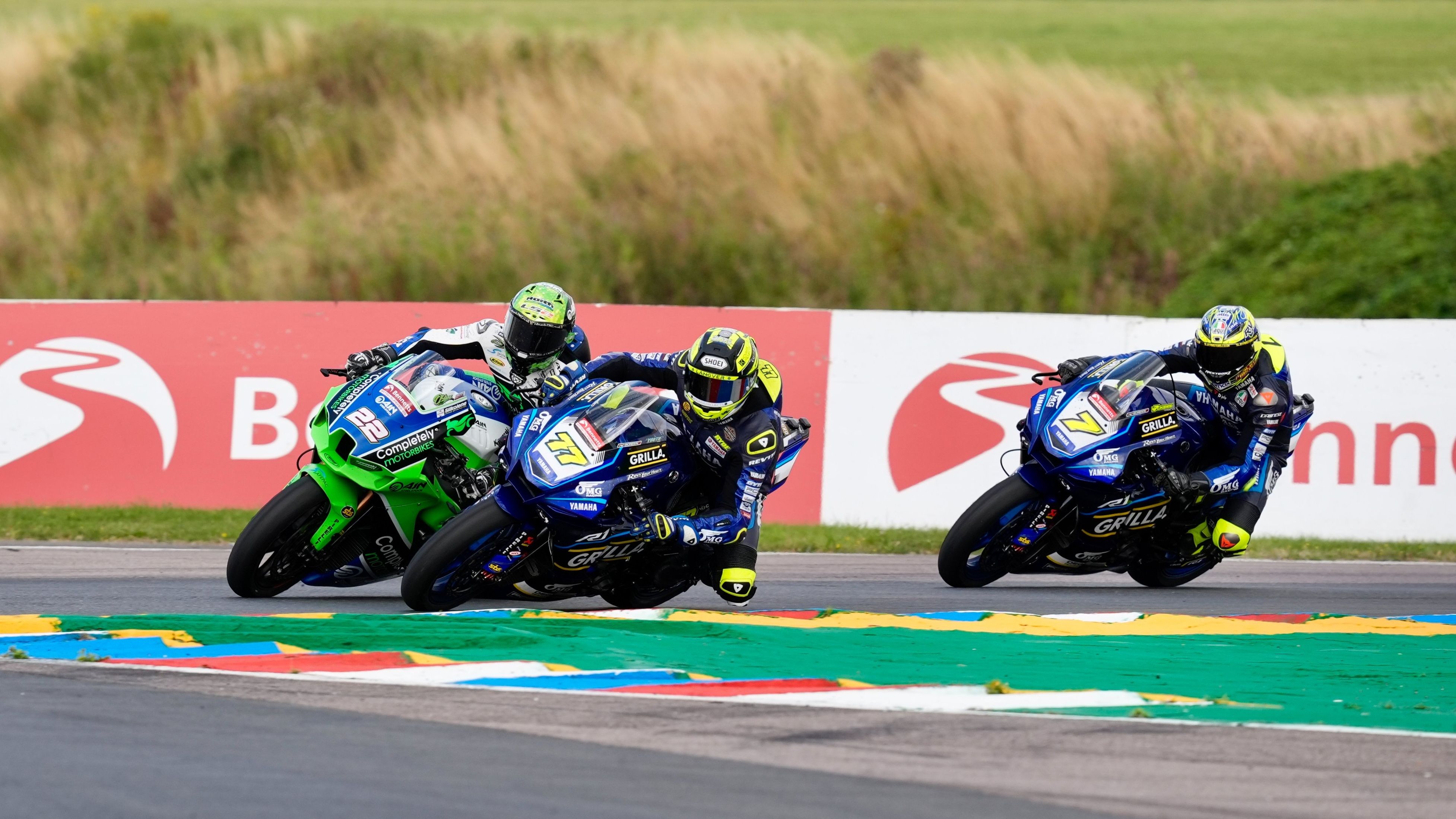 Kyle Ryde supera a Jason O'Halloran en la última chicane ante Ryan Vickers