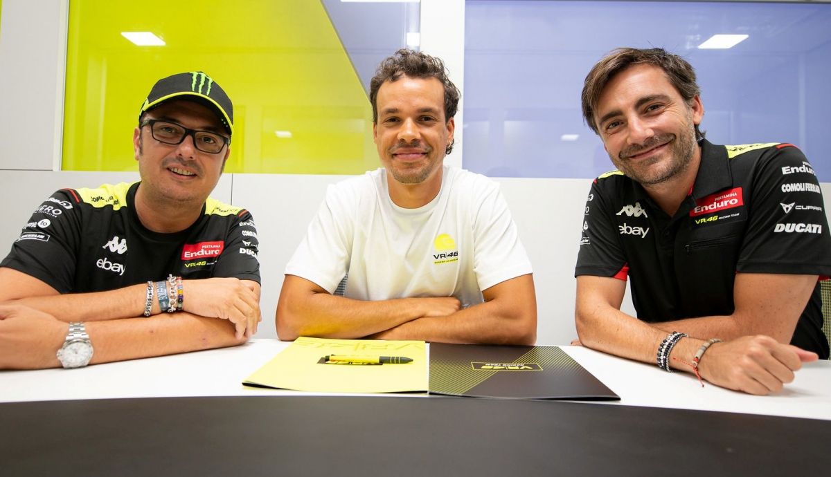 Franco Morbidelli con Uccio Salucci y Pablo Nieto en la firma con el VR46 Racing Team Franco Morbidelli con Uccio Salucci y Pablo Nieto en la firma con el VR46 Racing Team