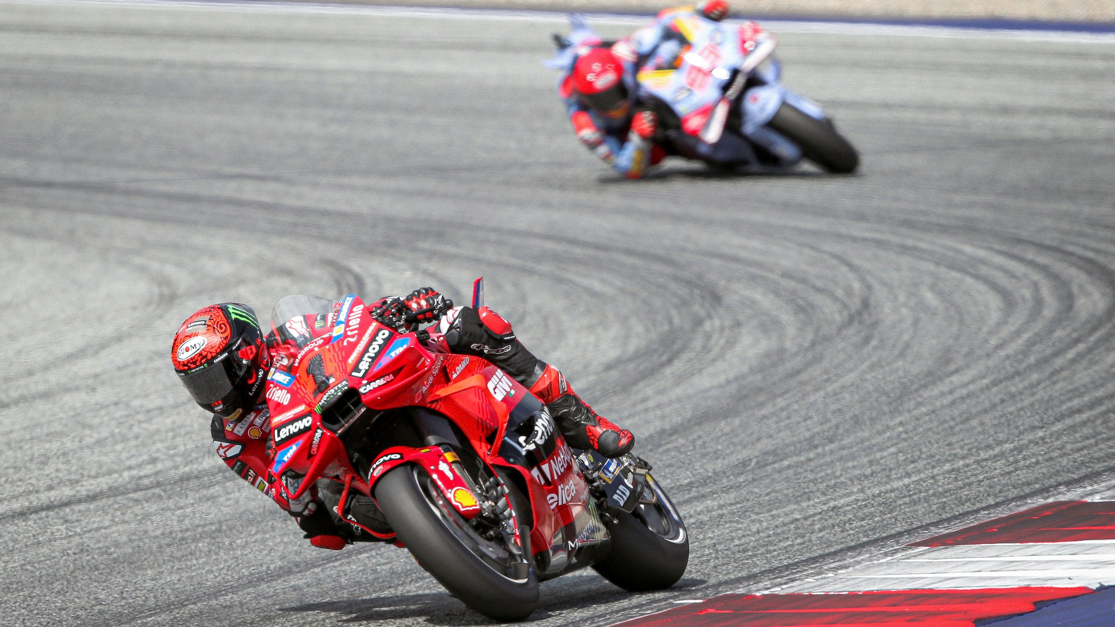Pecco Bagnaia ha ganado el Sprint de Austria y Marc Márquez se ha caído persiguiéndole