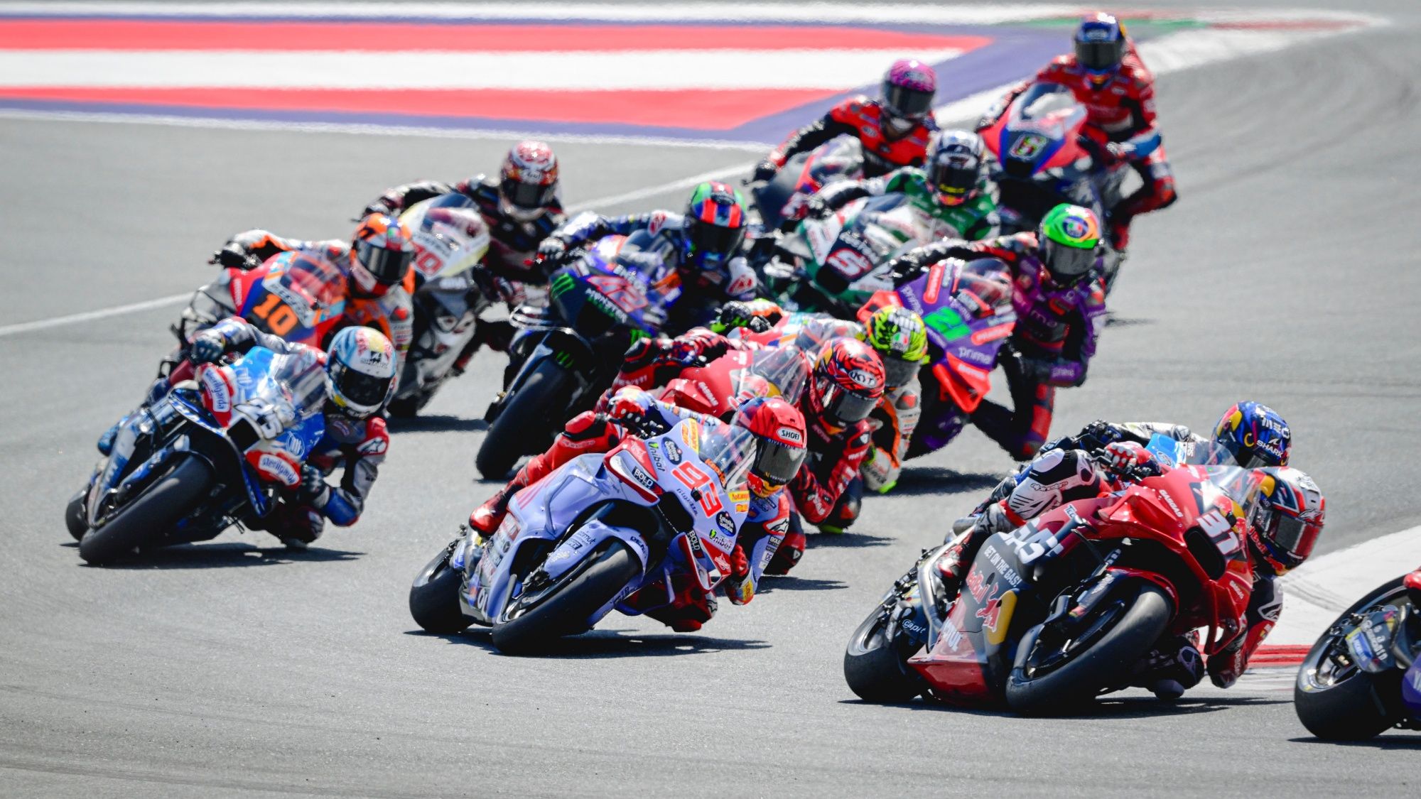 Marc Márquez en medio del pelotón tras la salida en Austria