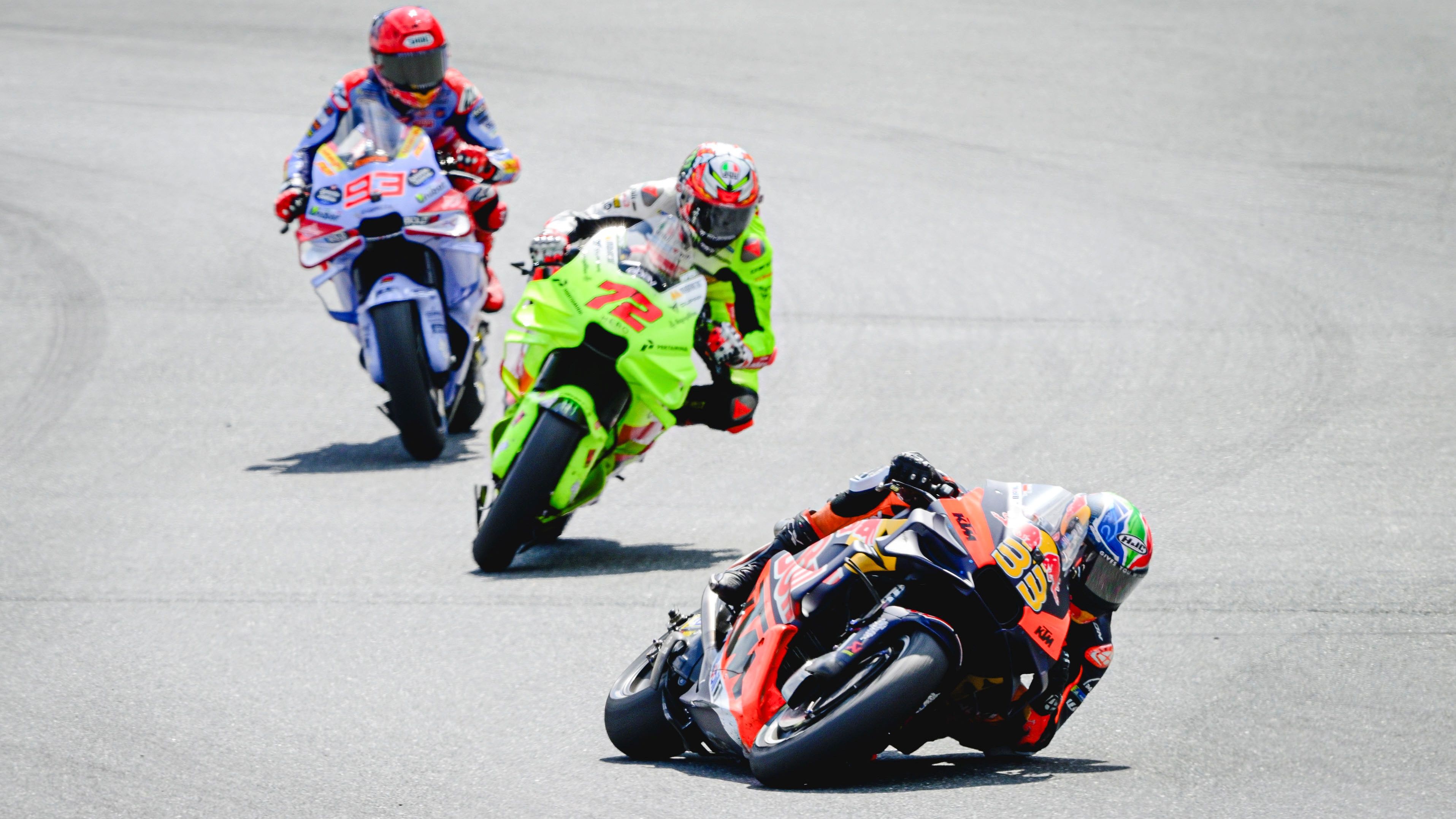 Brad Binder delante de Marco Bezzecchi y Marc Márquez, MotoGP Austria 2024