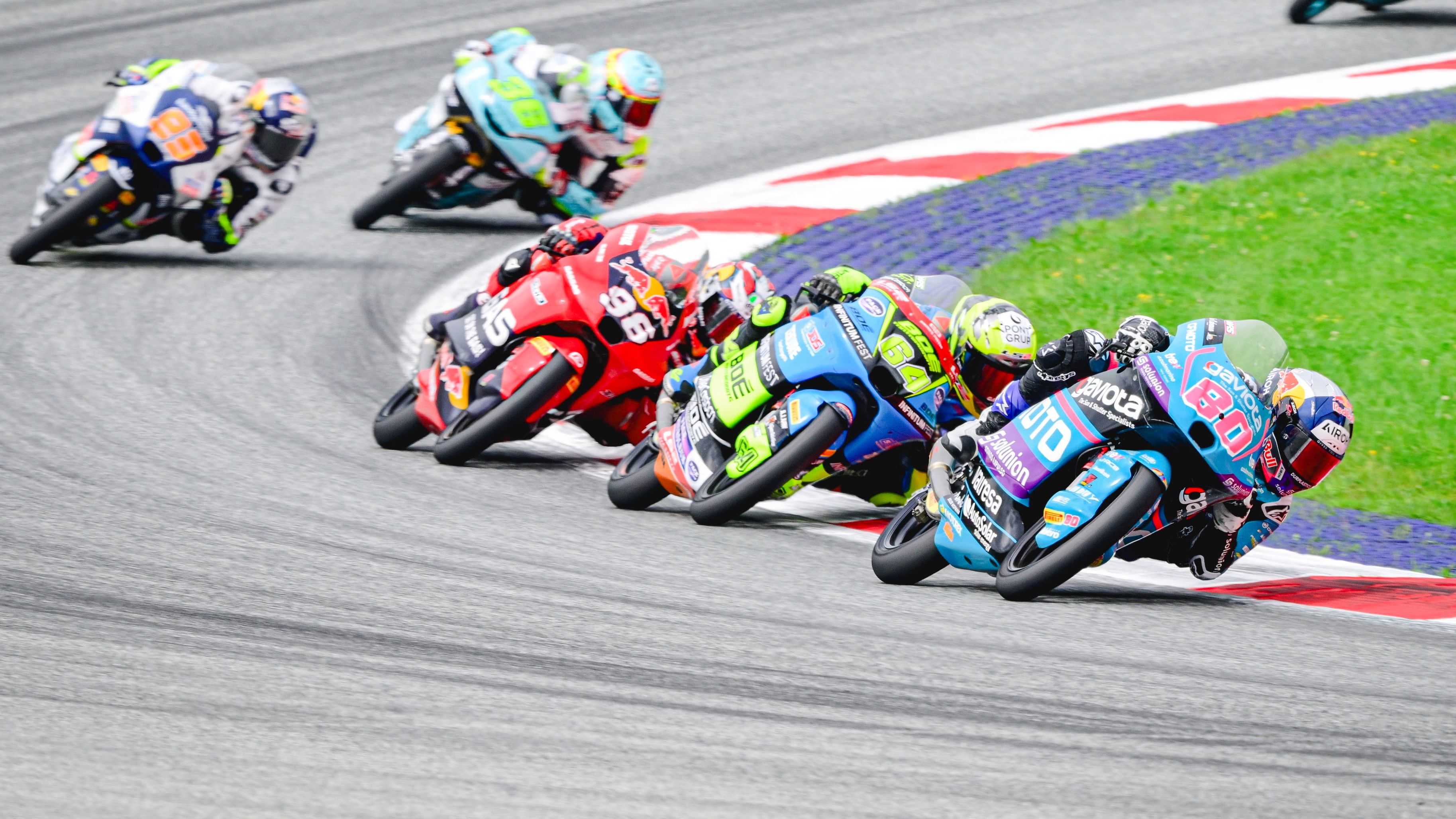 David Alonso delante de David Muñoz, Dani Holgado, Collin Veijer y Ángel Piqueras, Moto3 Austria 2024