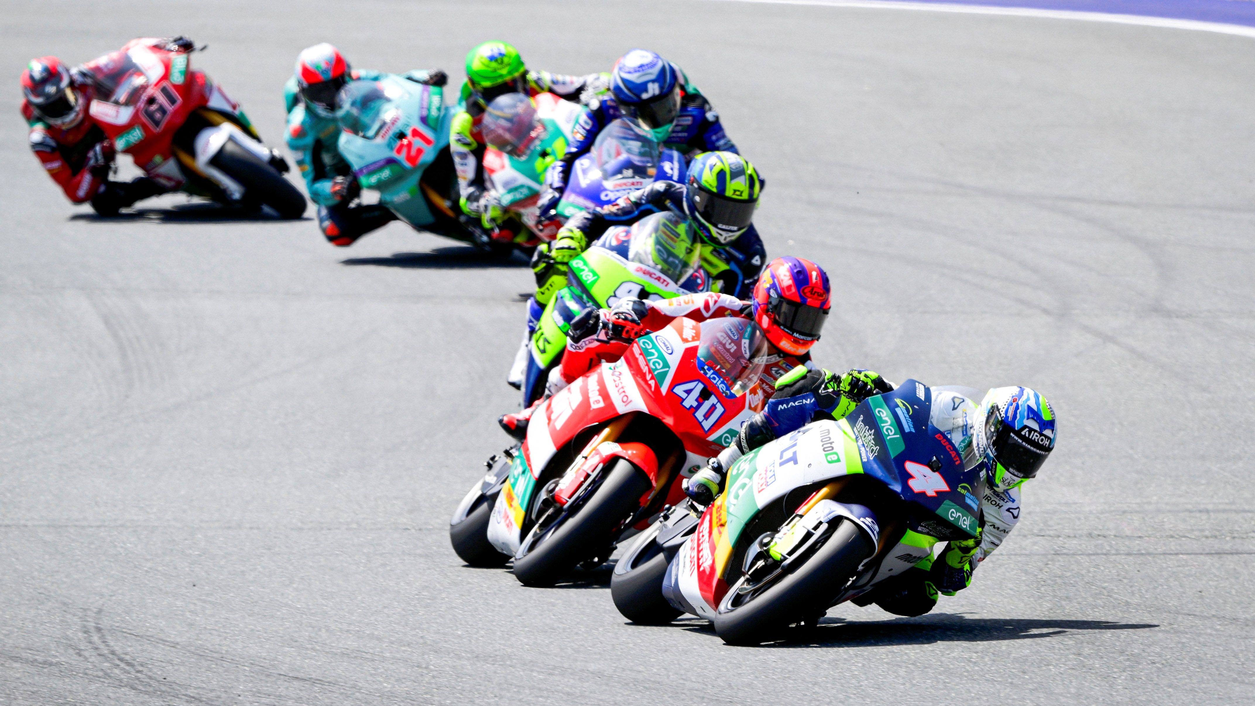 Héctor Garzó lidera el grupo delante de Mattia Casadei y Óscar Gutiérrez, MotoE Austria 2024