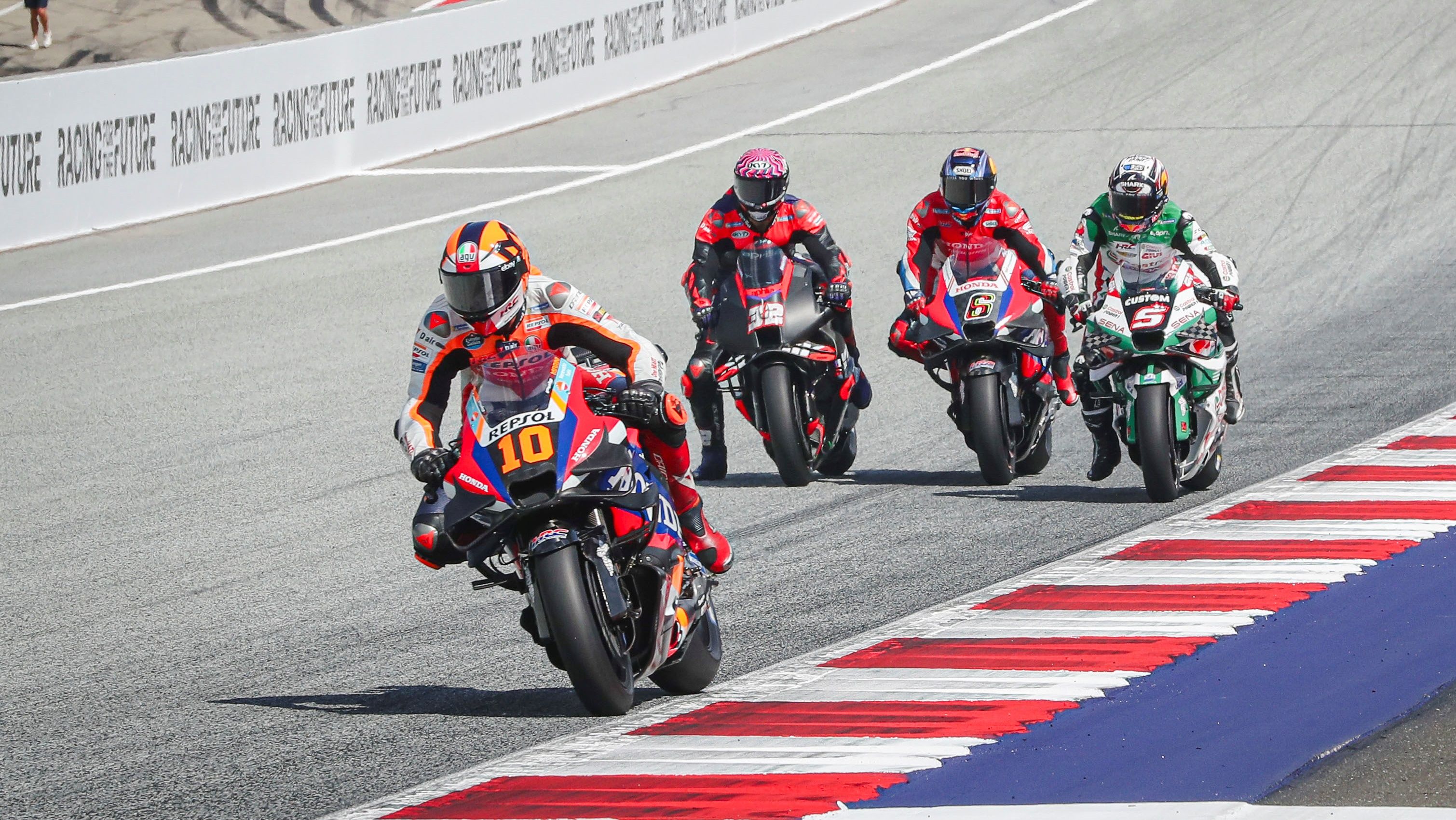 Johann Zarco, Stefan Bradl y Lorenzo Savadori en paralelo detrás de Luca Marini, MotoGP Austria 2024