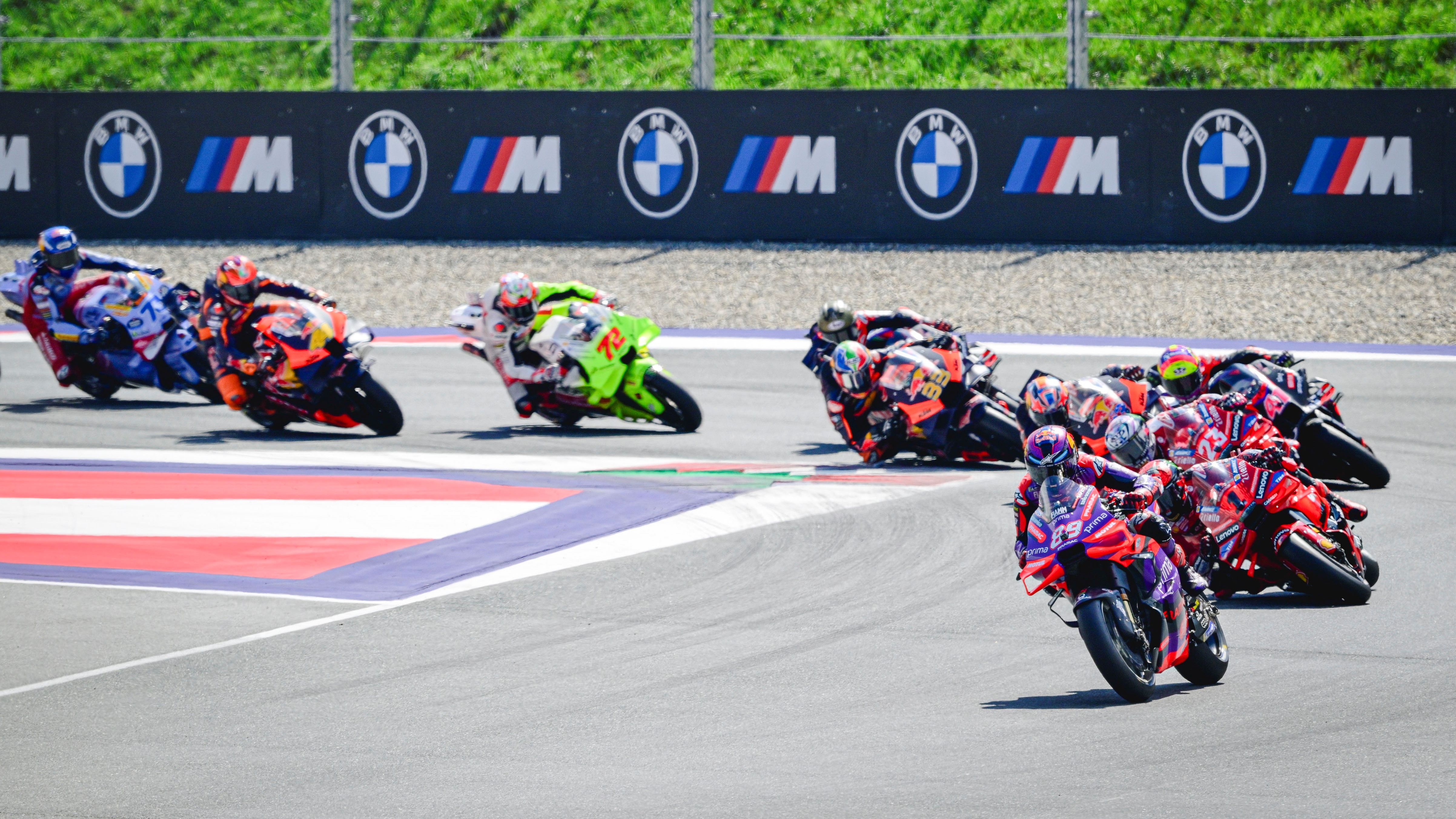 Jorge Martín seguido por Pecco Bagnaia, Enea Bastianini, Jack Miller y Aleix Espargaró, MotoGP Austria 2024