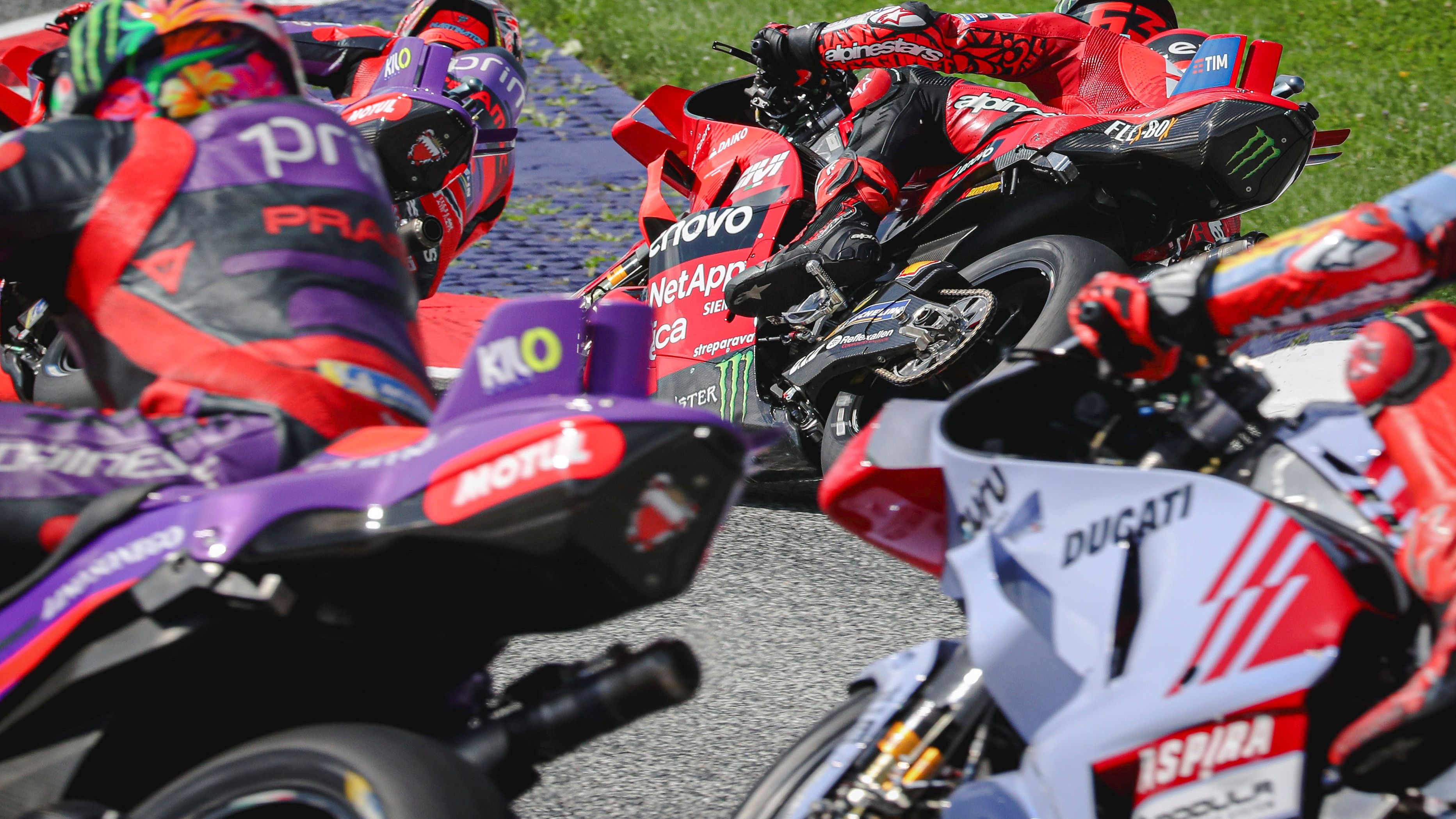 Marc Márquez y Franco Morbidelli se van largos tras tocarse mientras Jorge Martín y Pecco Bagnaia hacen la curva, MotoGP Austria 2024
