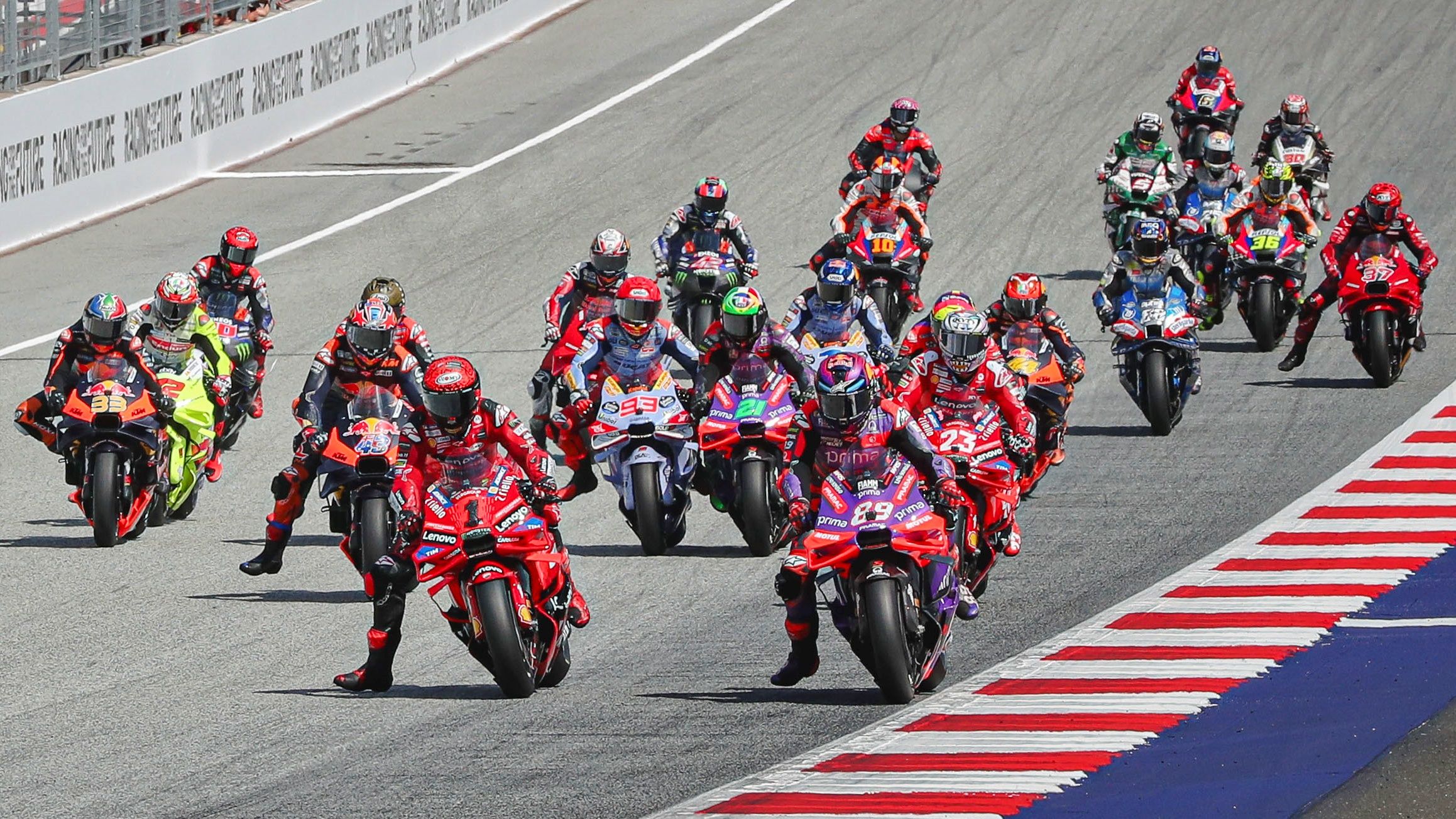 Pecco Bagnaia trata de superar a Jorge Martín en la salida, MotoGP Austria 2024