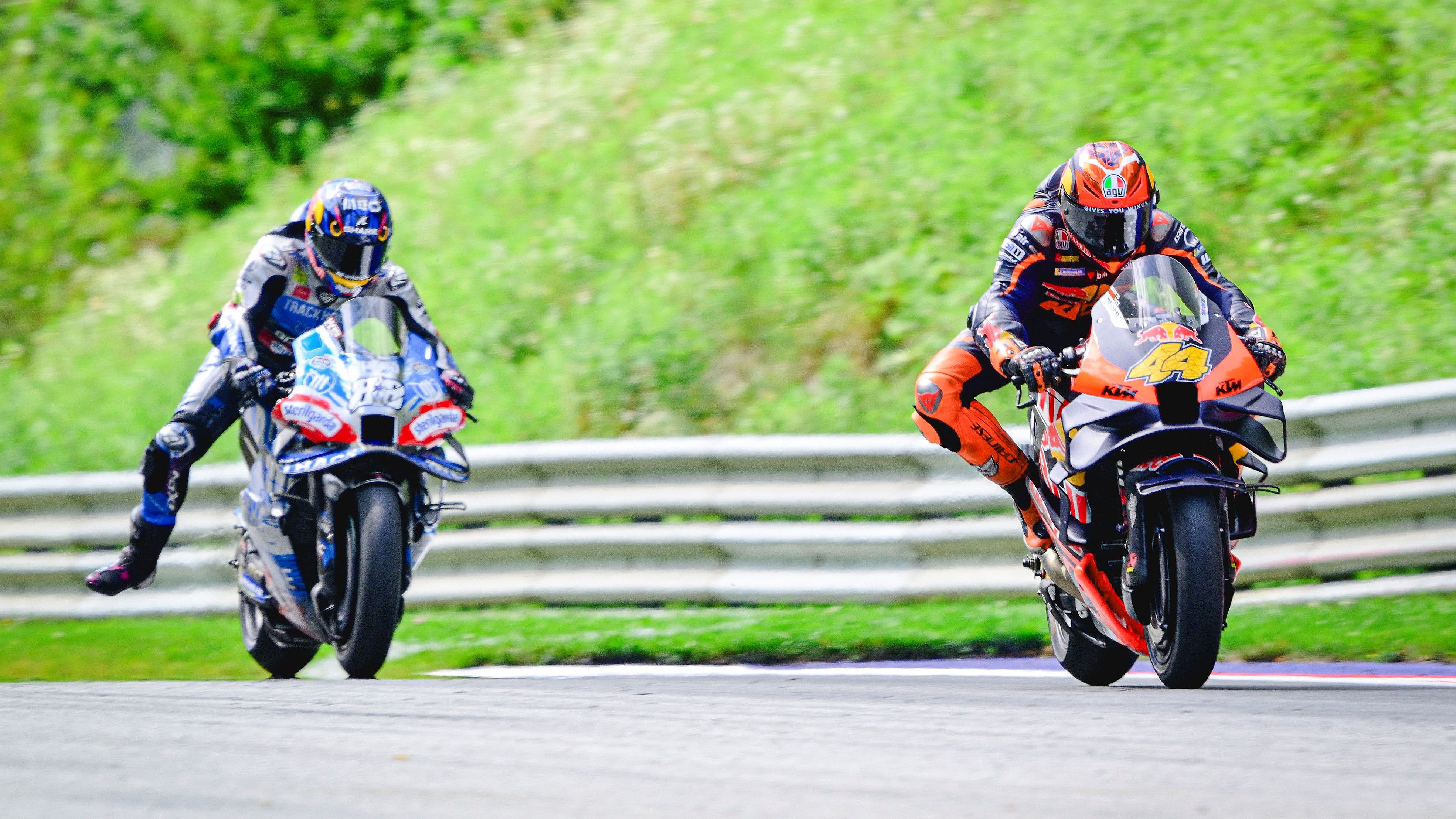 Pol Espargaró trata de defenderse de Miguel Oliveira, MotoGP Austria 2024