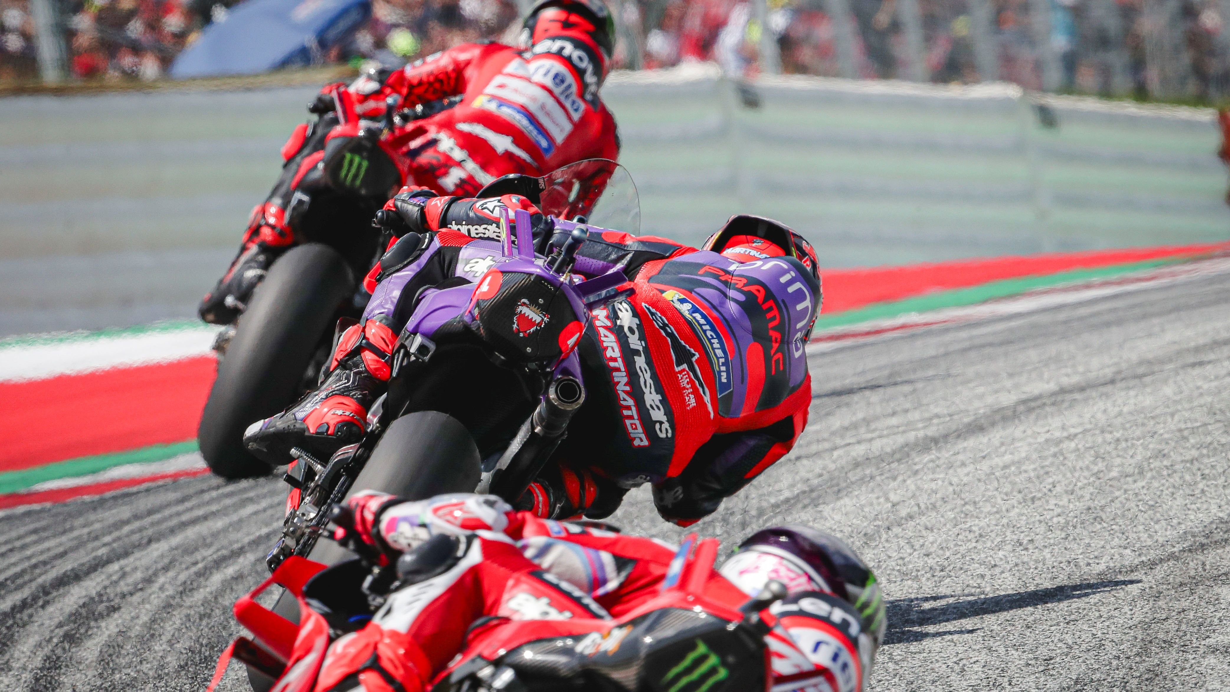 Pecco Bagnaia seguido por Jorge Martín y Enea Bastianini en la carrera de MotoGP 2024 en Austria