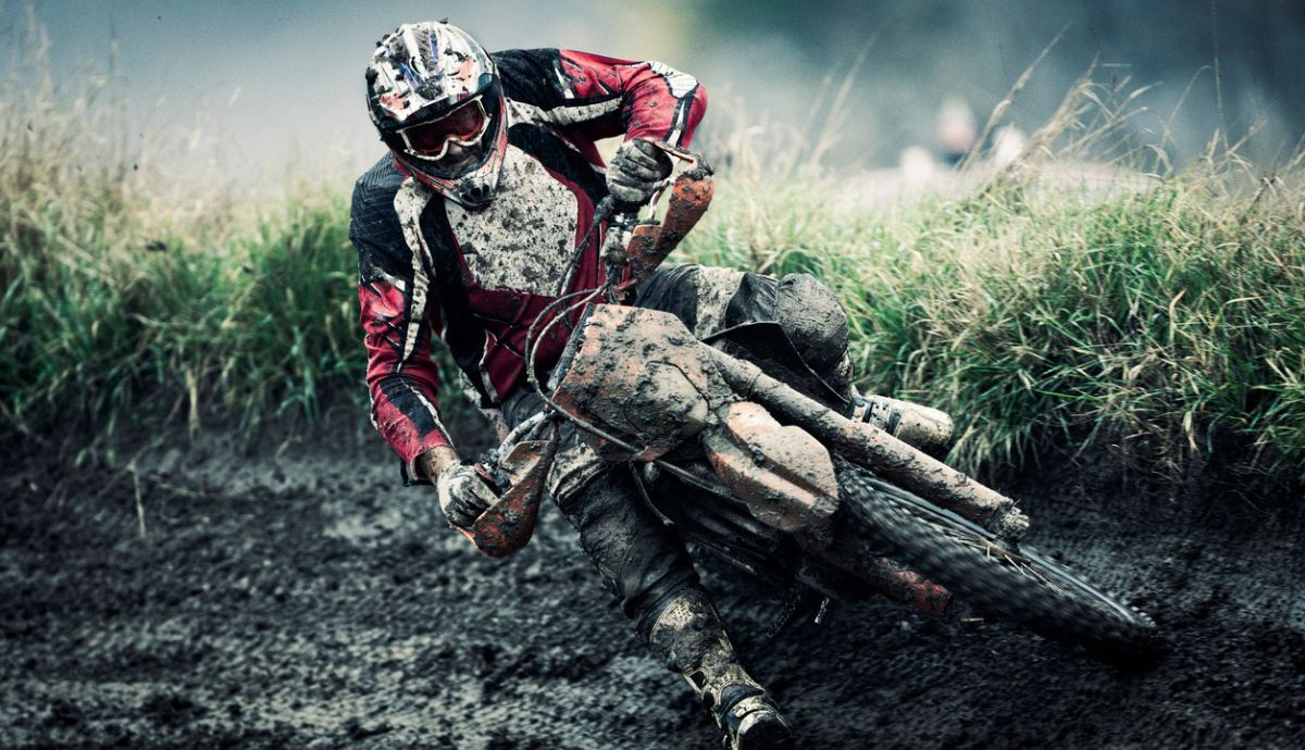 Conducir una moto por barro