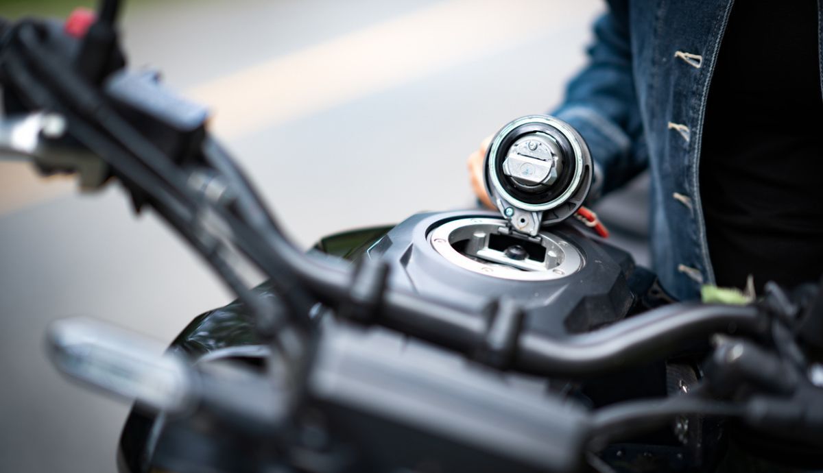 Consejos para ahorrar combustible este verano con la moto