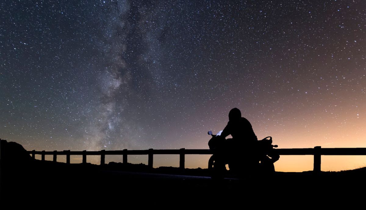 Cómo organizar una ruta nocturna de moto segura