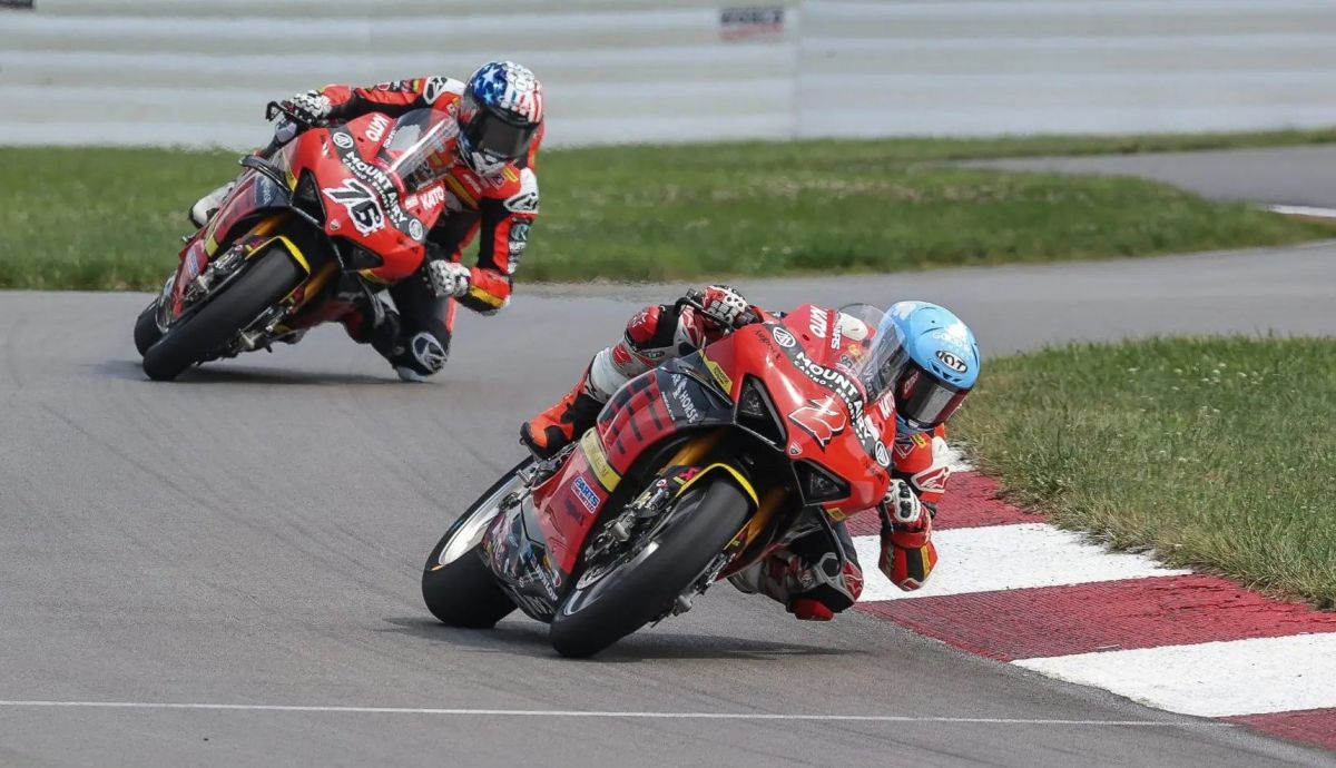 Josh Herrin lidera por delante de su compañero Loris Baz Josh Herrin lidera por delante de su compañero Loris Baz