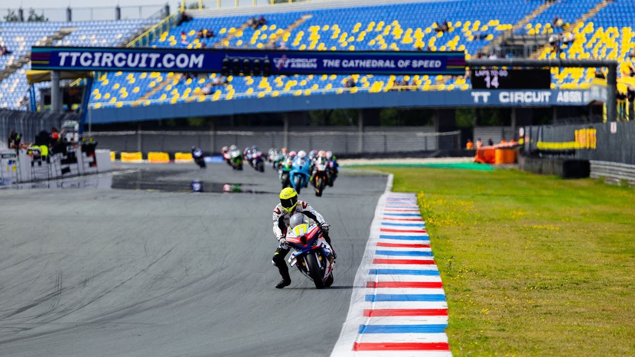 Ilya Mikhalchik se va en solitario a por el título del IDM Superbike 2024
