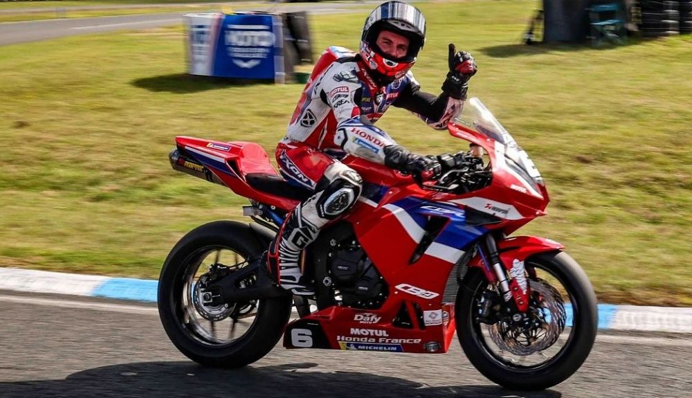 Corentin Perolari celebra su título del France Supersport 600 Corentin Perolari celebra su título del France Supersport 600