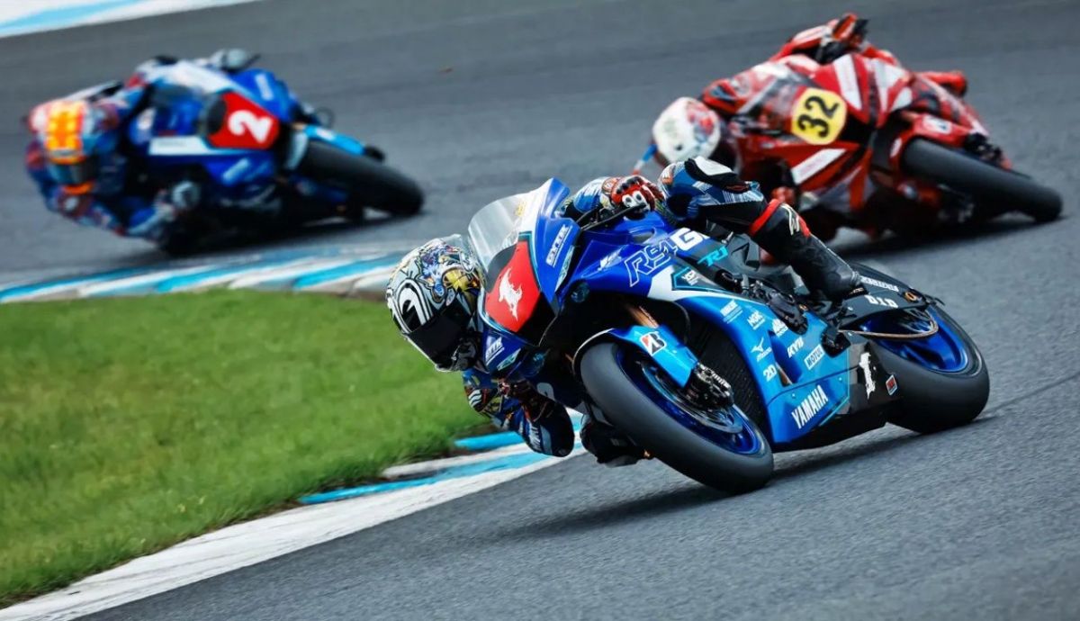 Katsuyuki Nakasuga, Kohta Nozane y Yuki Okamoto luchando por el podio