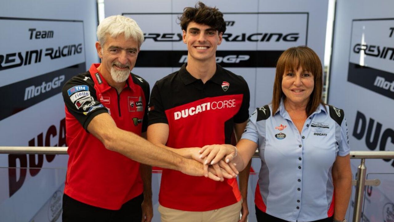 Fermín Aldeguer oficializa su llegada al Gresini junto a Gigi Dall'Igna y Nadia Padovani