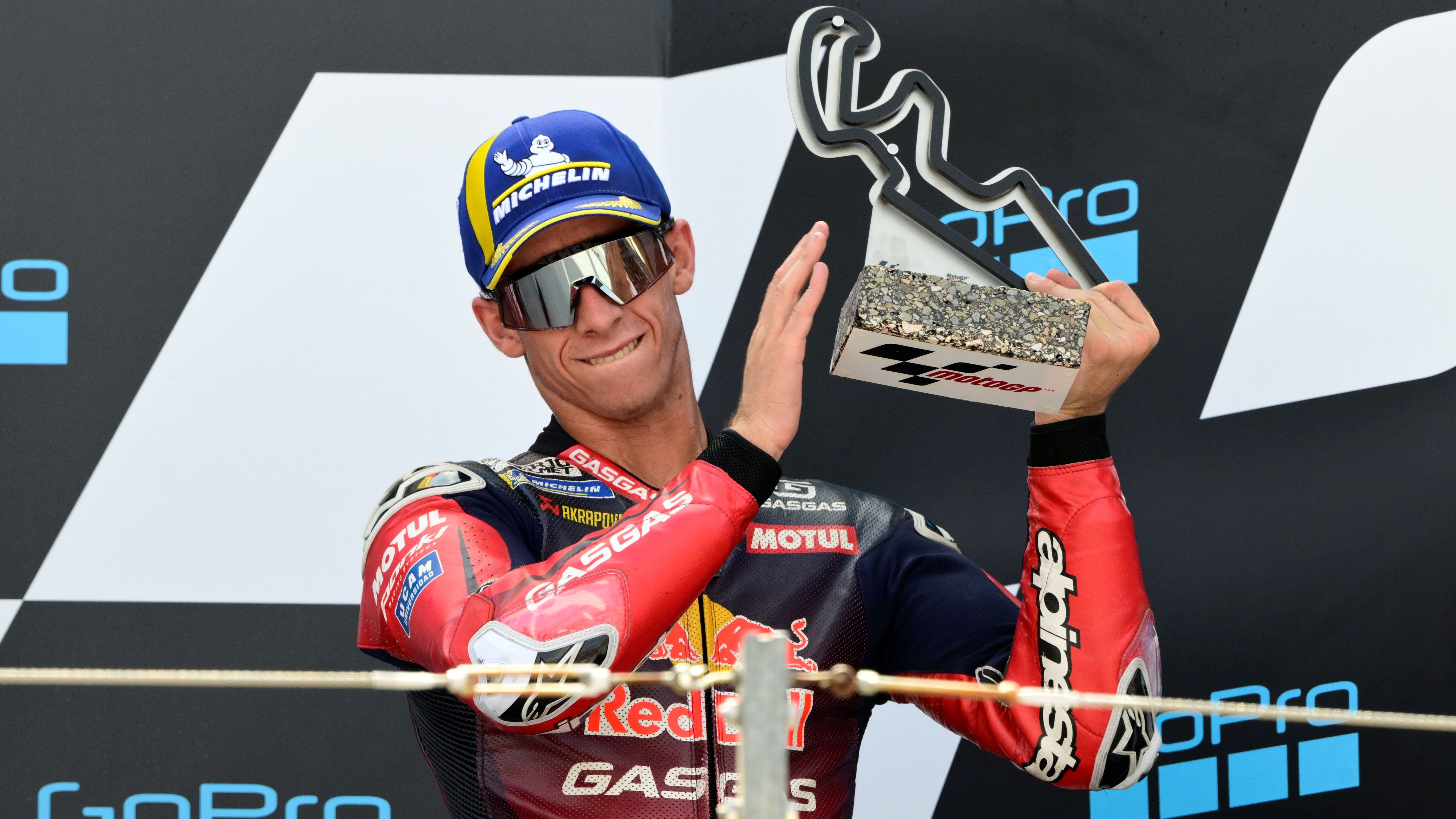 Pedro Acosta en el podio del GP de Aragón