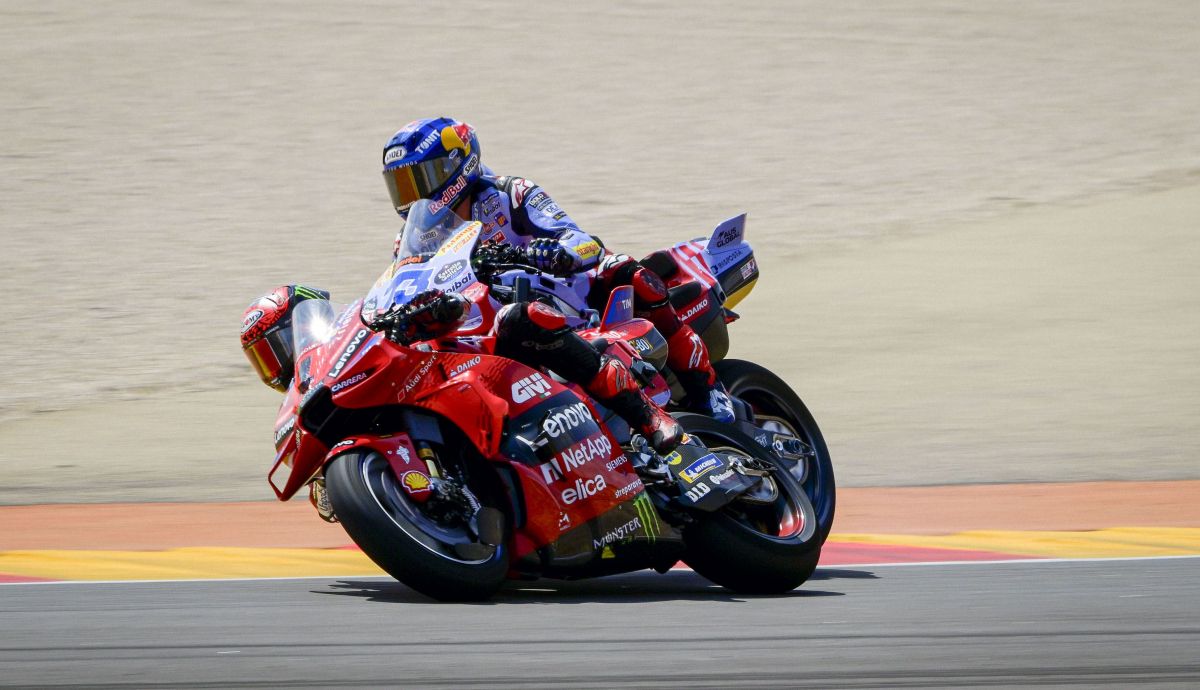 Inicio del contacto entre Álex Márquez y Pecco Bagnaia