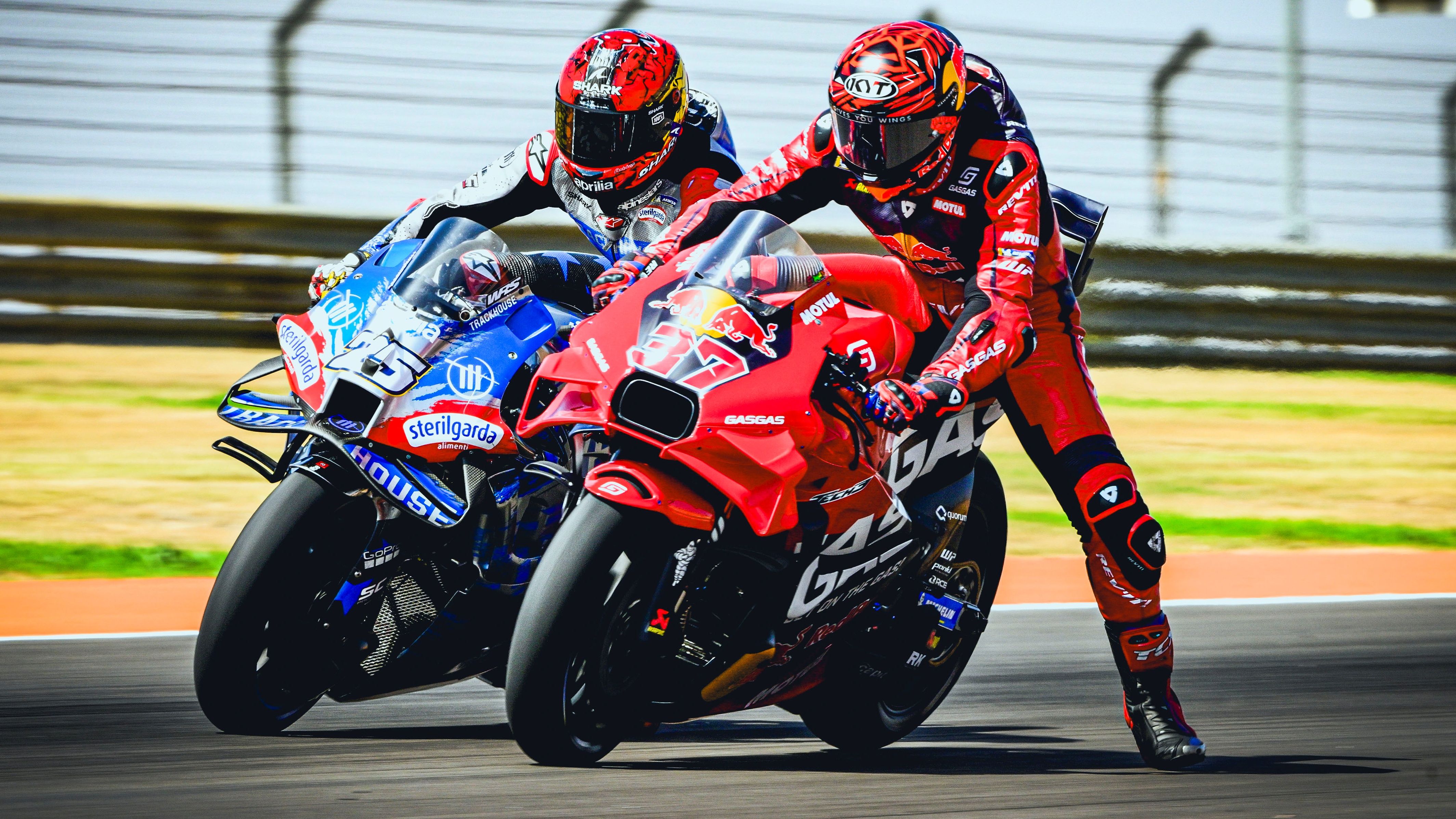Augusto Fernández se mete por el interior a Raúl Fernández, MotoGP Aragón 2024
