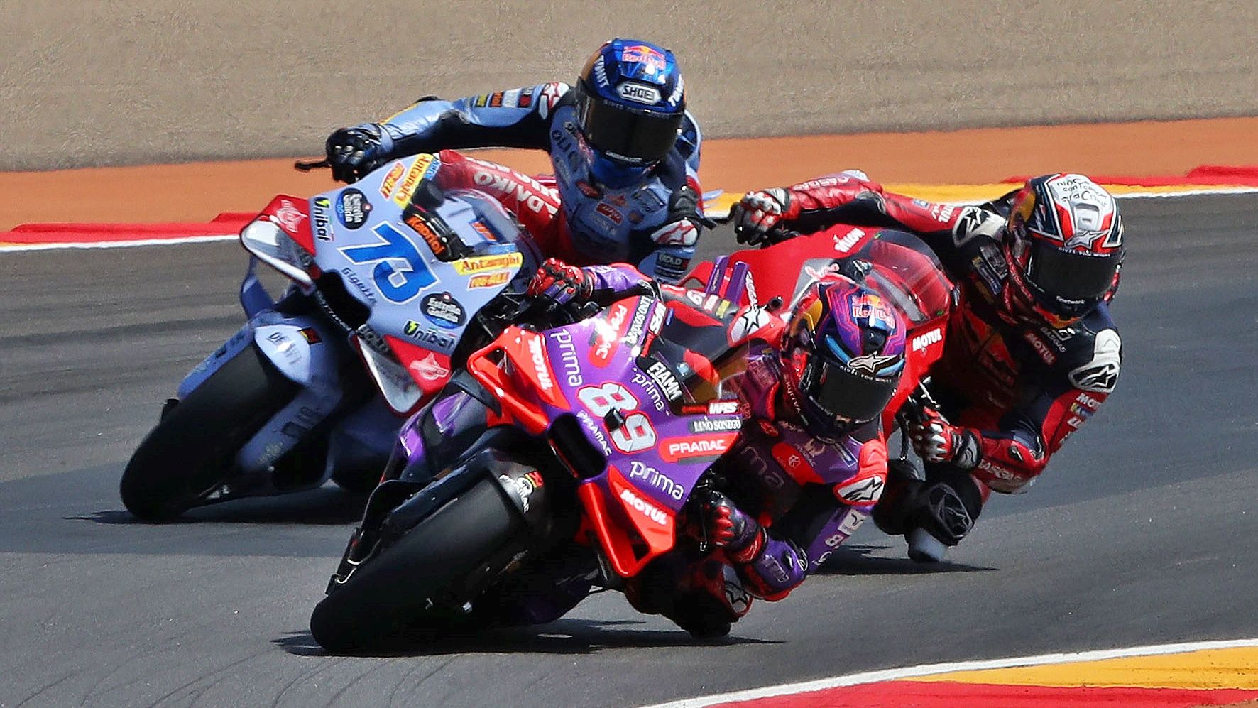 Jorge Martín delante de Pedro Acosta y Álex Márquez, MotoGP Aragón 2024