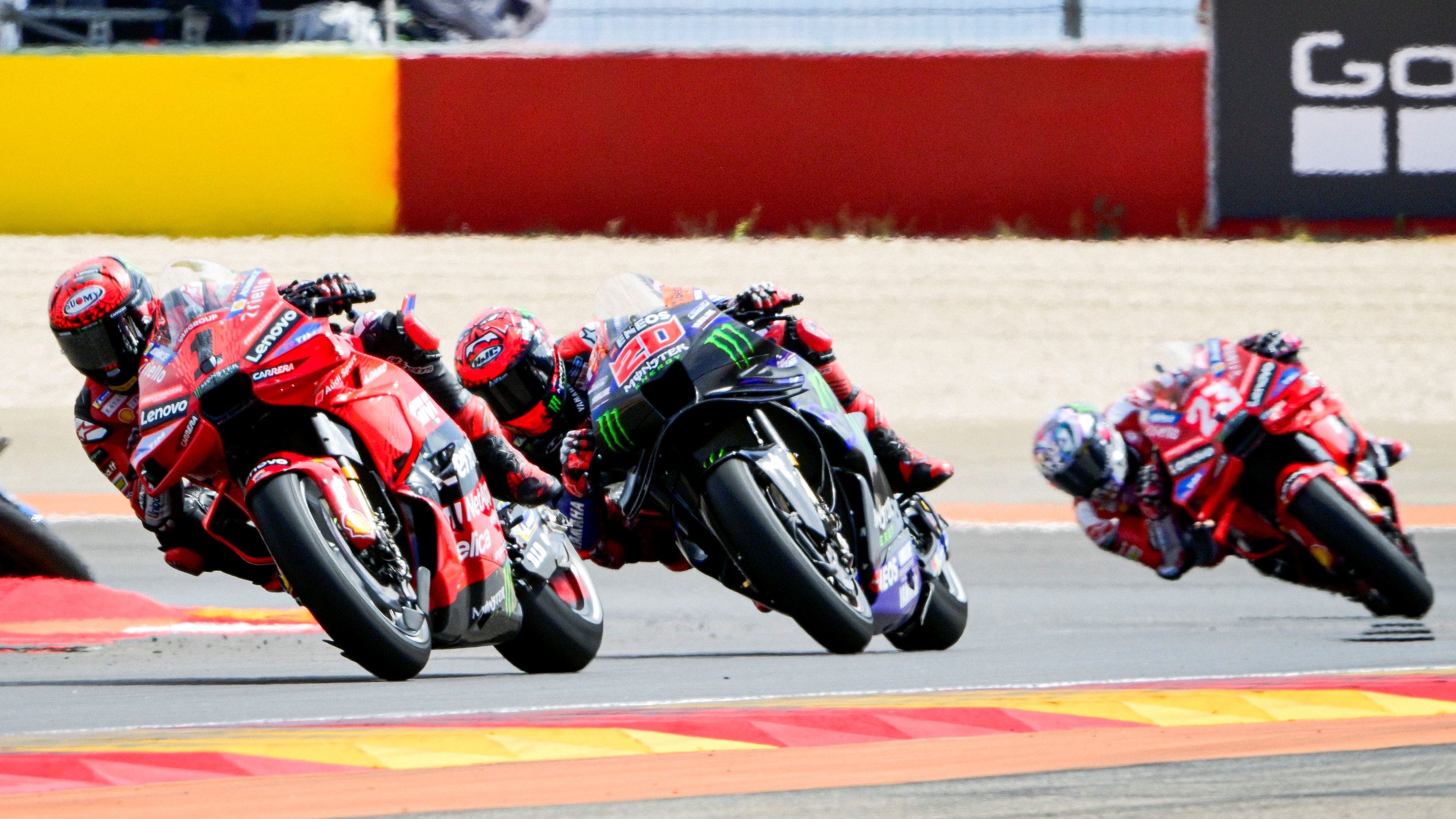 Pecco Bagnaia intenta contener a Fabio Quartararo y Enea Bastianini, MotoGP Aragón 2024