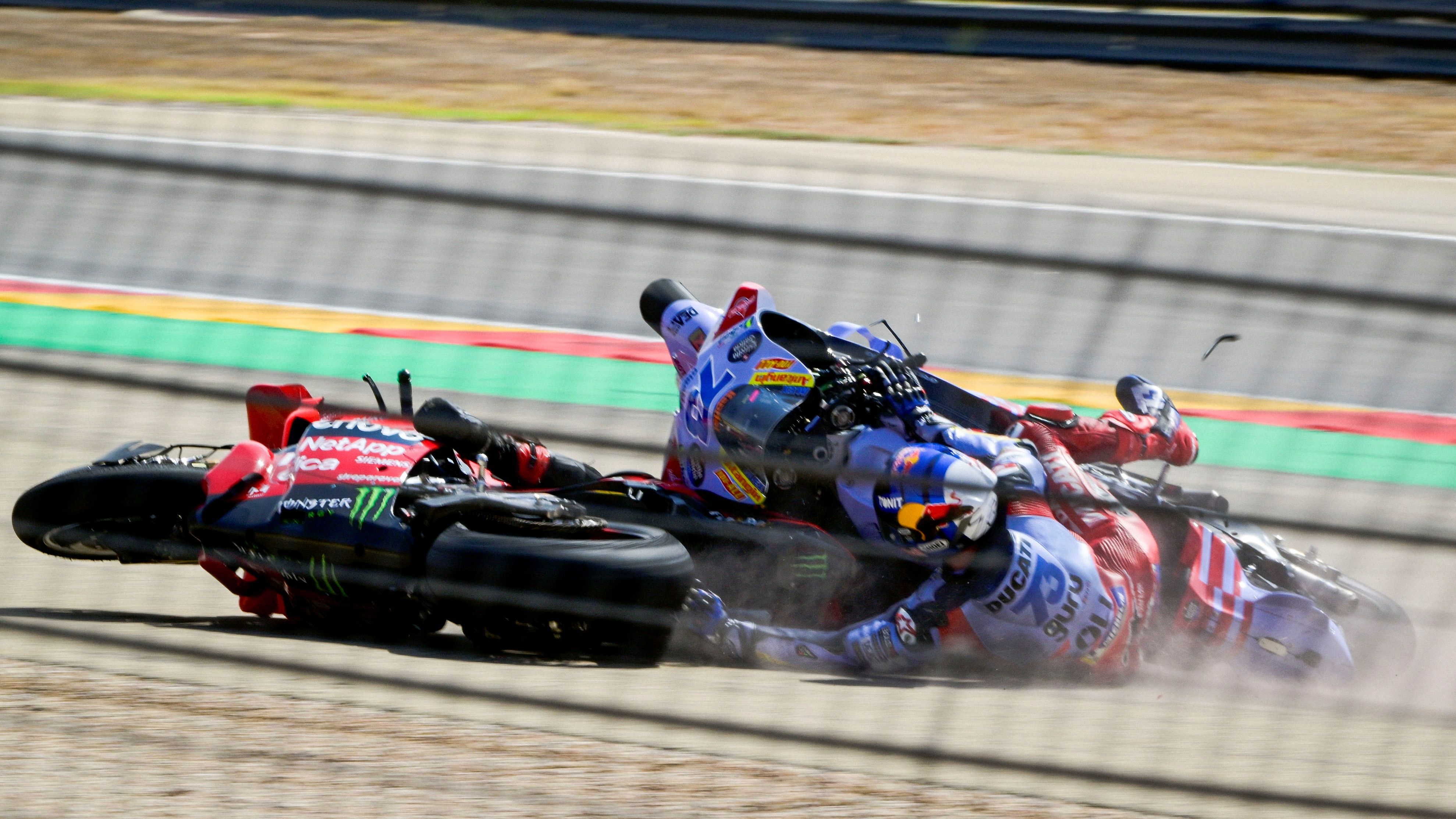Pecco Bagnaia y Álex Márquez por los suelos, MotoGP Aragón 2024