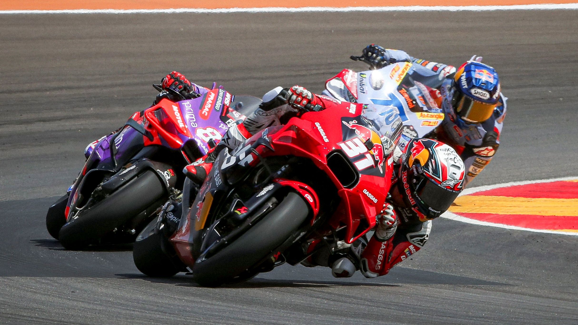 Pedro Acosta con Jorge Martín y Álex Márquez pegados, MotoGP Aragón 2024