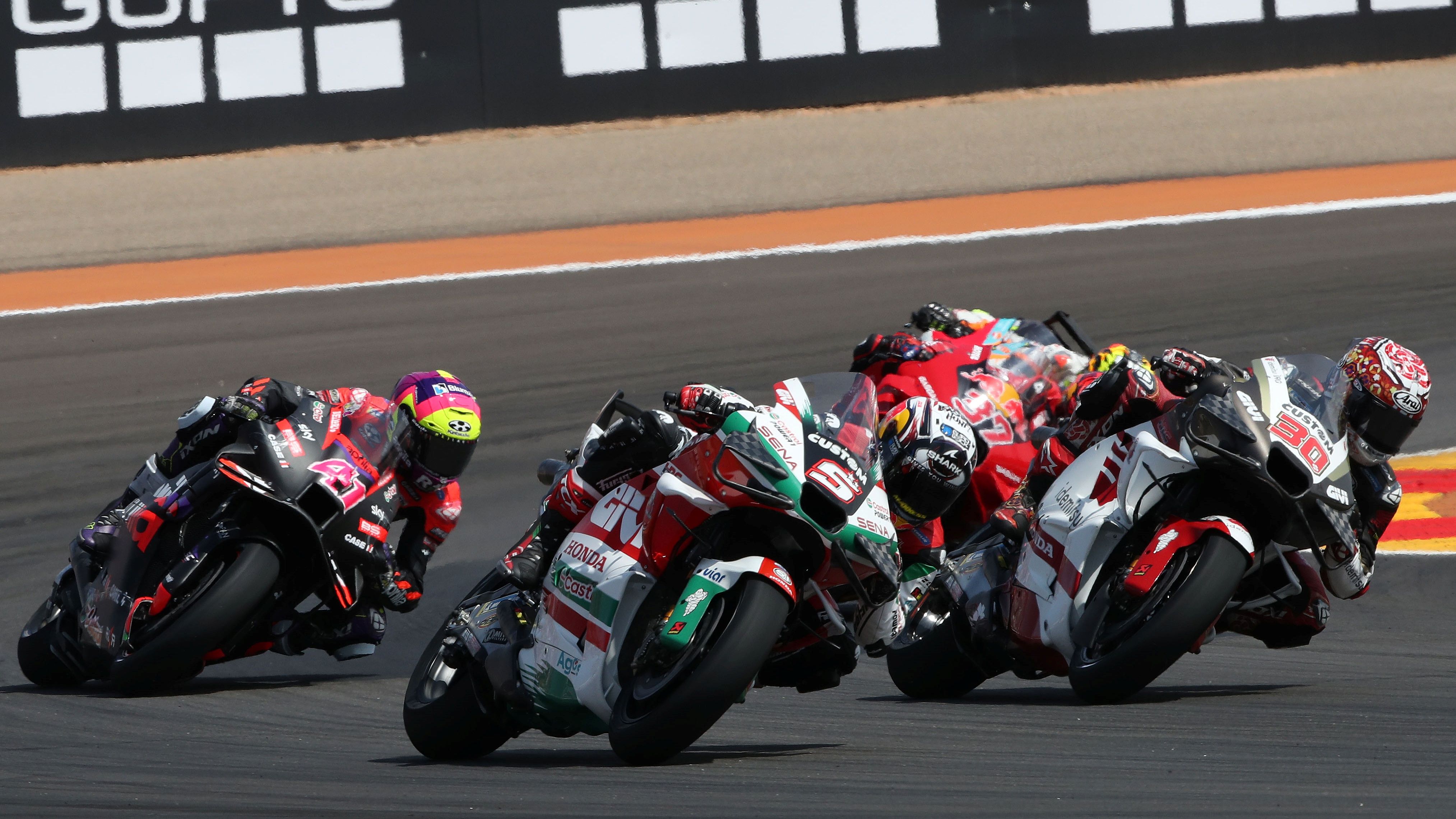 Takaaki Nakagami supera a Johann Zarco ante Augusto Fernández y Aleix Espargaró, MotoGP Aragón 2024