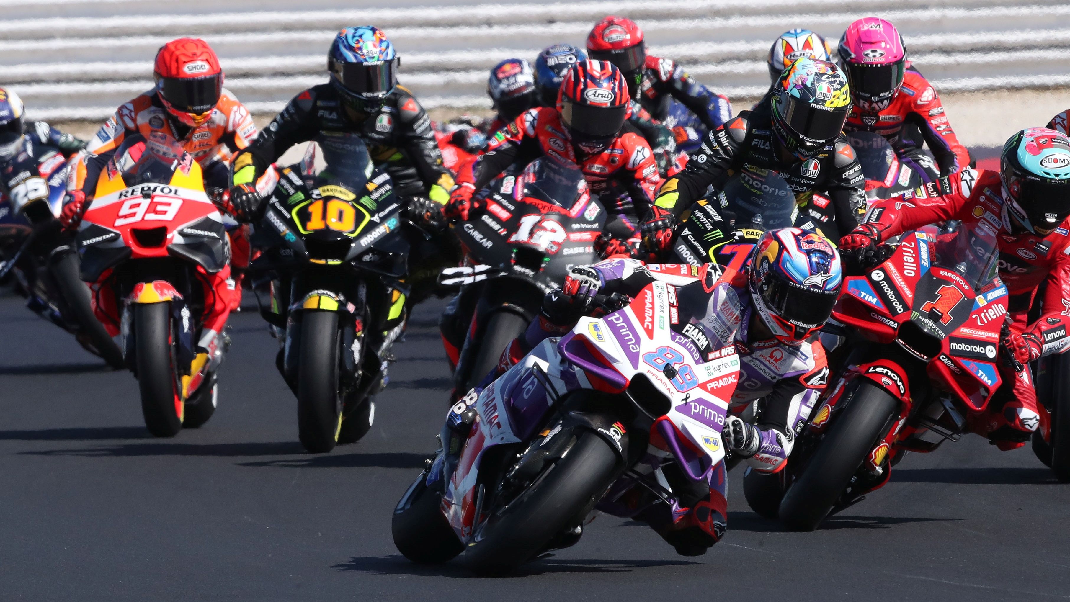 Jorge Martín y Pecco Bagnaia comandan el grupo de MotoGP el año pasado en Misano