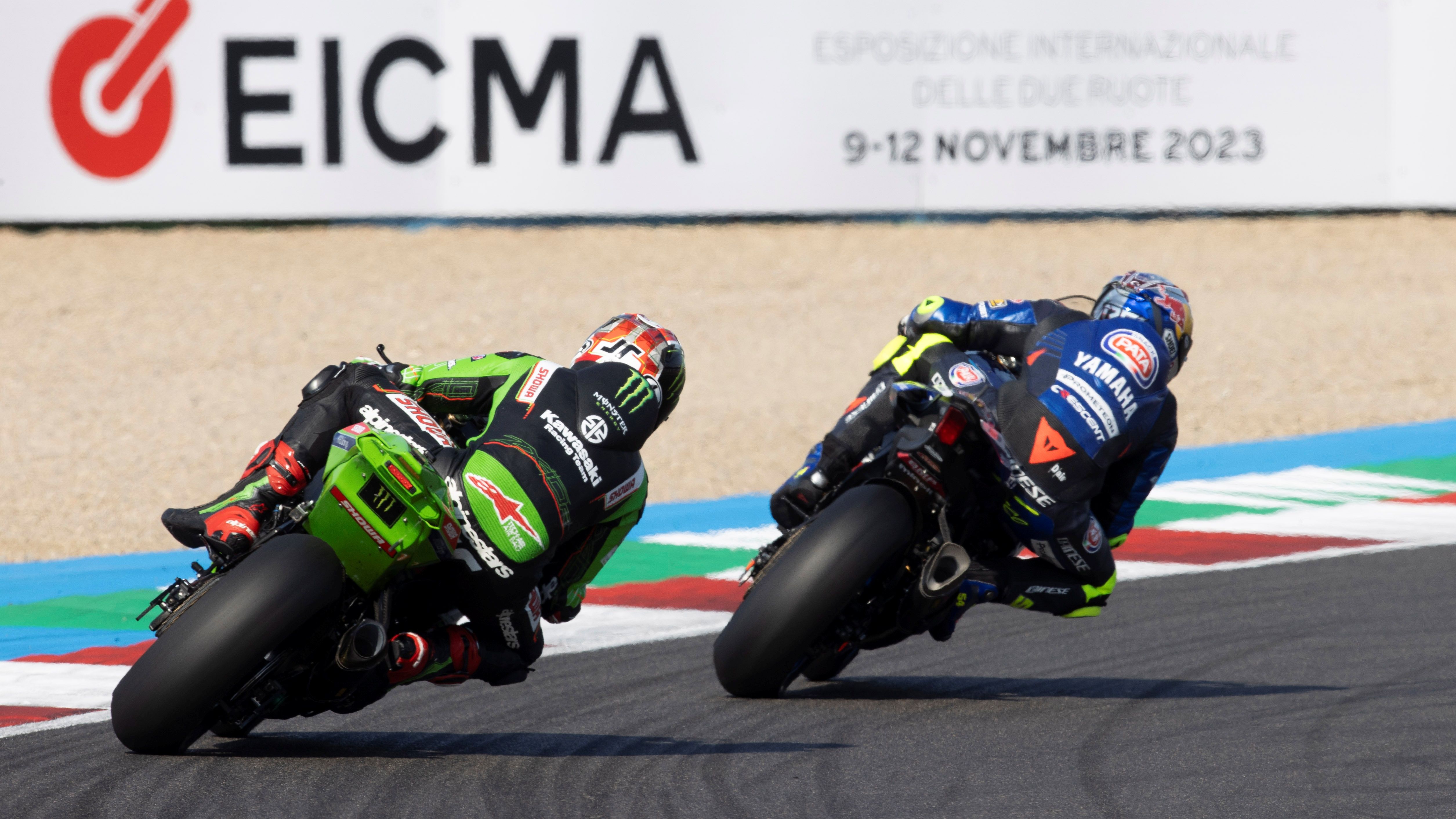 Toprak Razgatlioglu con Jonathan Rea a su rueda el año pasado en Magny Cours