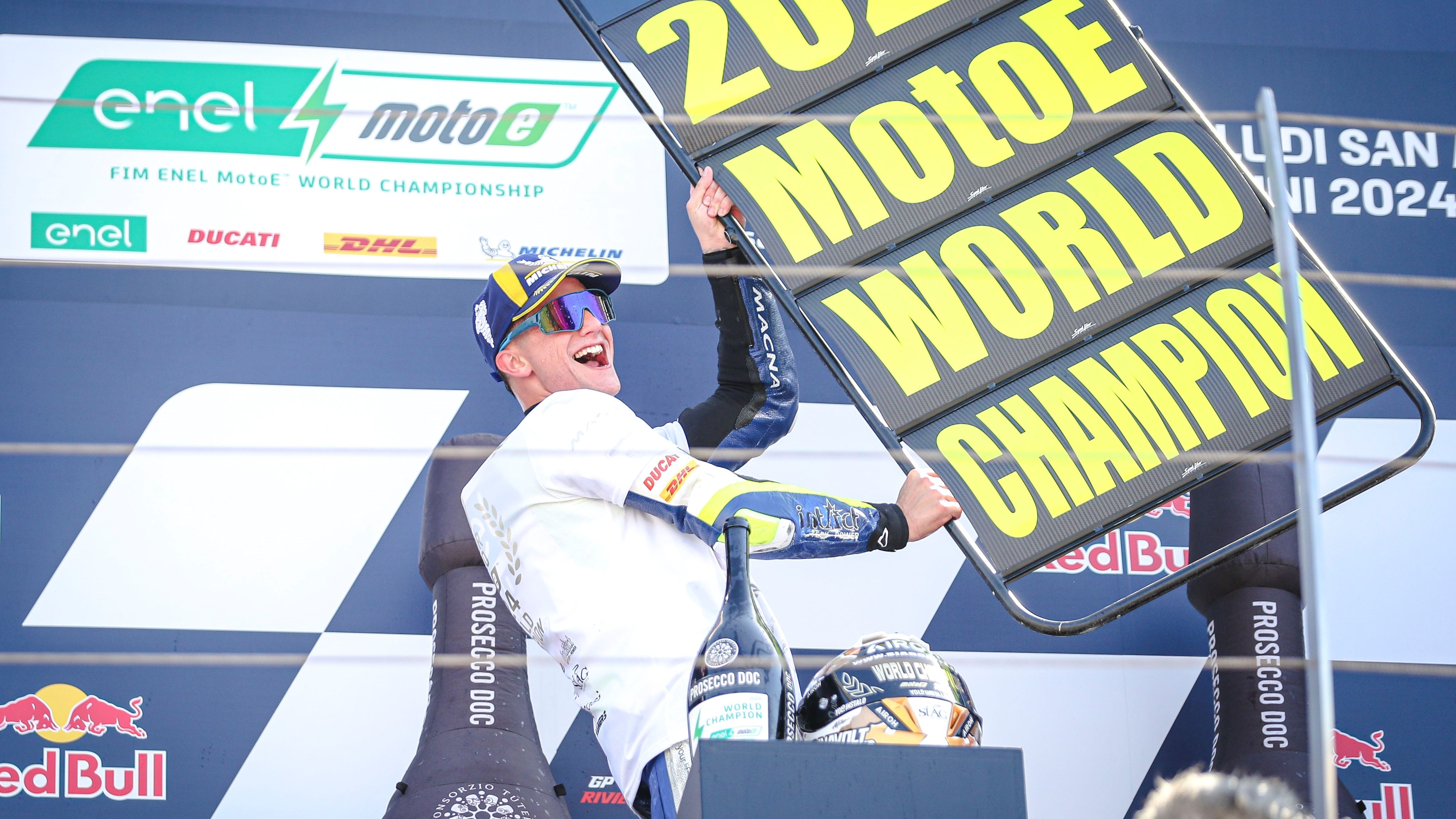 Héctor Garzó festeja su título mundial de MotoE 2024