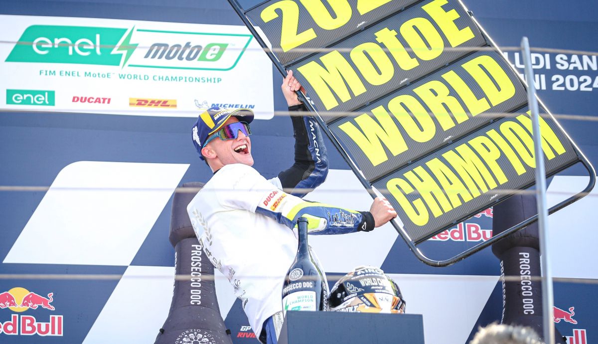 Héctor Garzó festeja su título mundial de MotoE 2024 Héctor Garzó festeja su título mundial de MotoE 2024