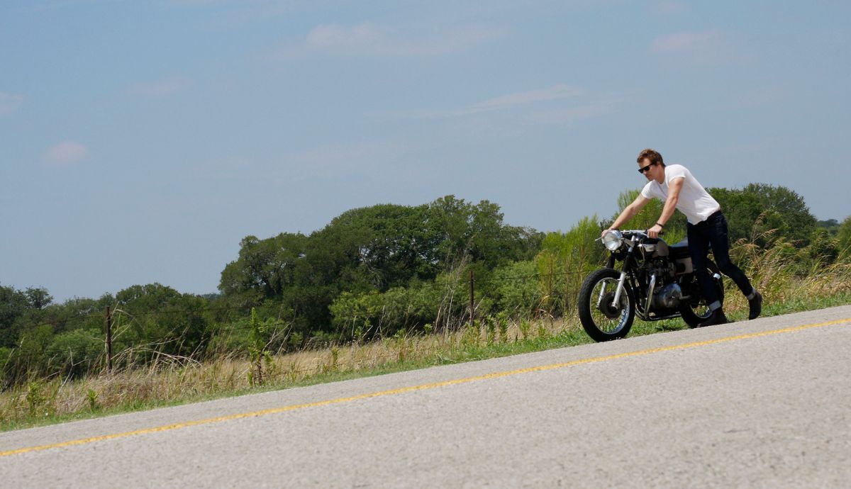 Qué hacer si te quedas tirado en la carretera con la moto