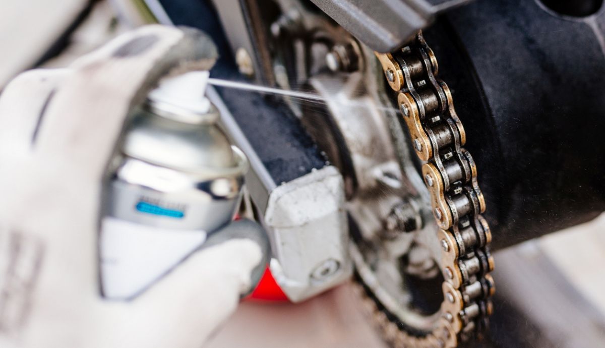 Cómo evitar el desgaste prematuro en la transmisión por cadena de la moto