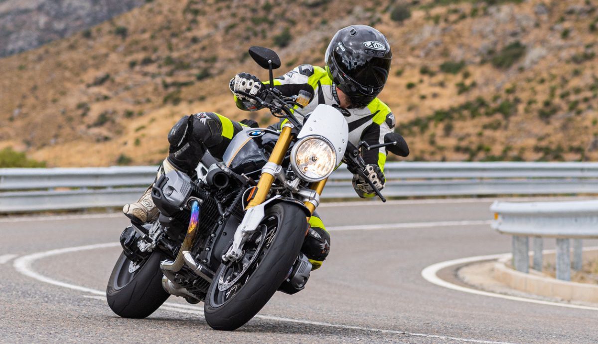 Reducir el ruido del viento en el casco de la moto