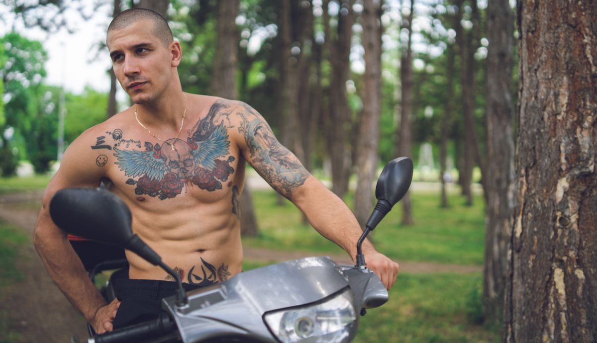 Se puede conducir sin camiseta la moto
