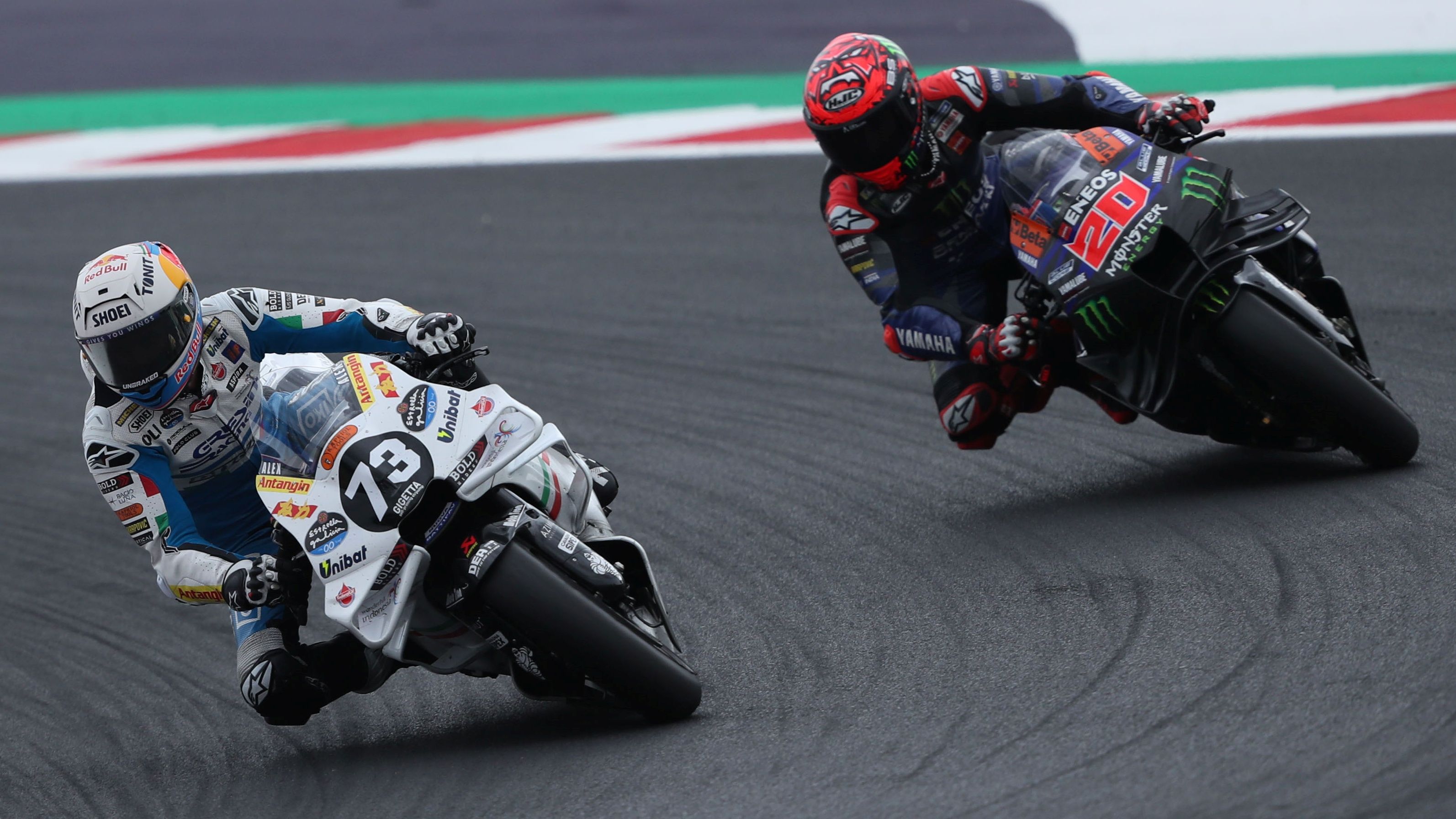 Álex Márquez se mete por el interior de Fabio Quartararo, MotoGP San Marino 2024