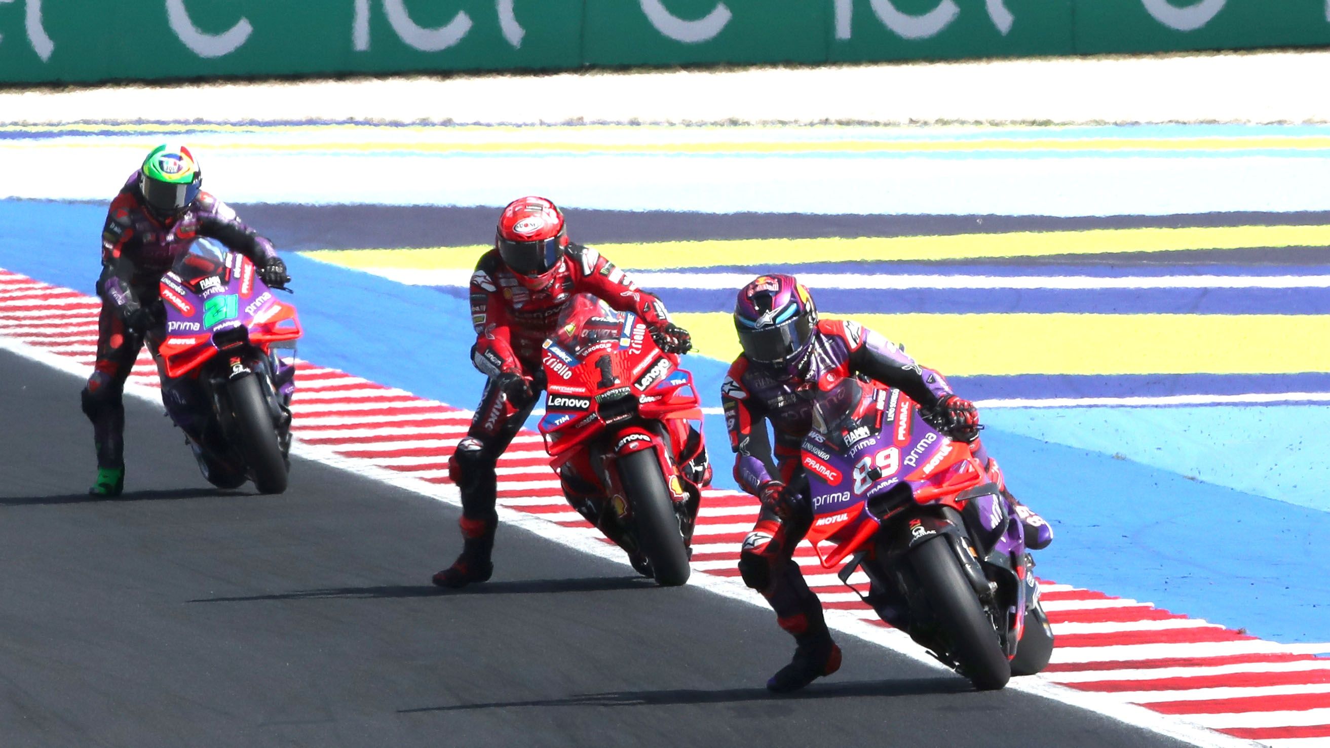Jorge Martín delante de Pecco Bagnaia y Franco Morbidelli, MotoGP San Marino 2024