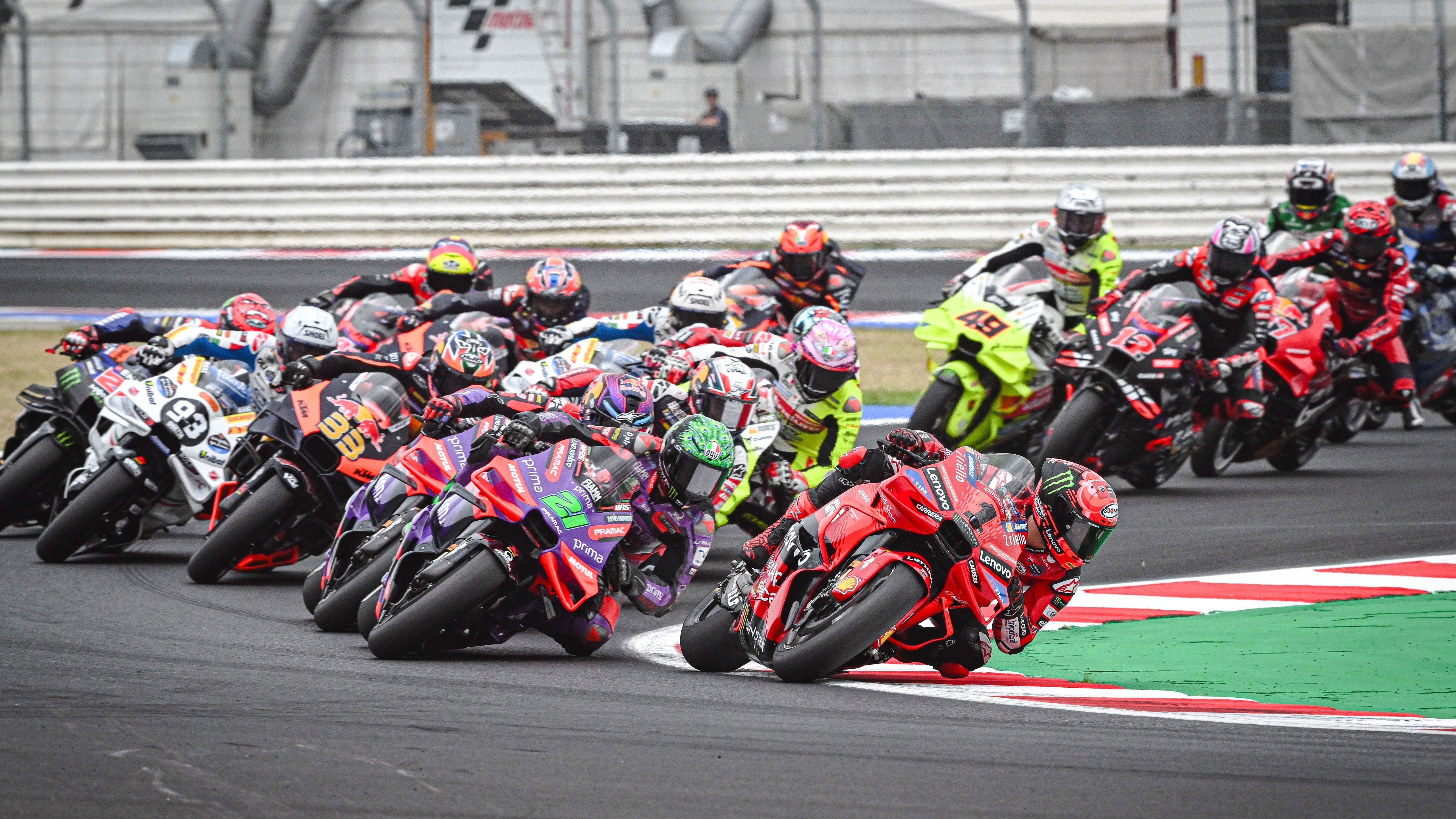 Pecco Bagnaia lidera en la salida delante de Franco Morbidelli, MotoGP San Marino 2024