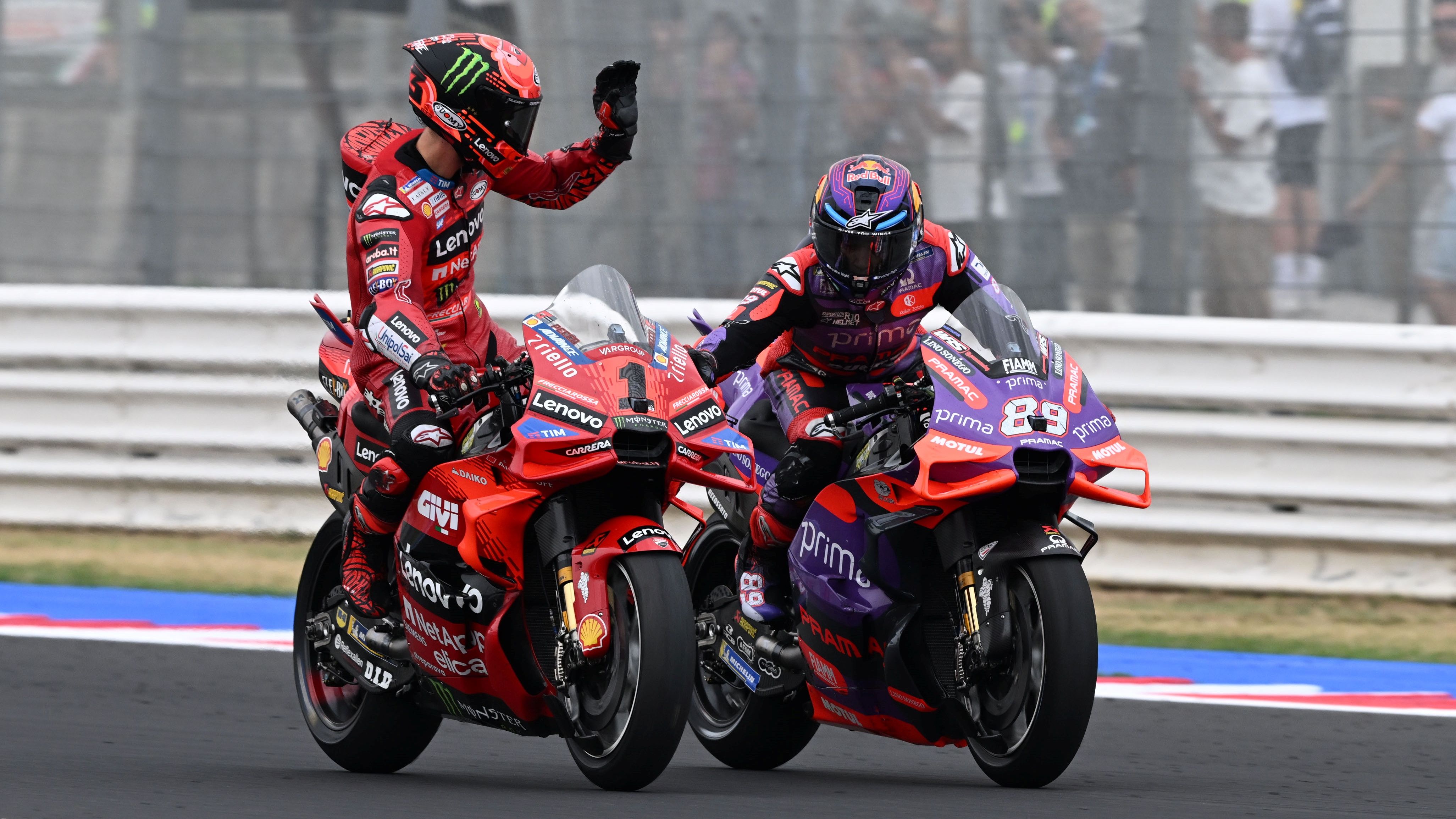 Pecco Bagnaia y Jorge Martín se saludan, MotoGP San Marino 2024