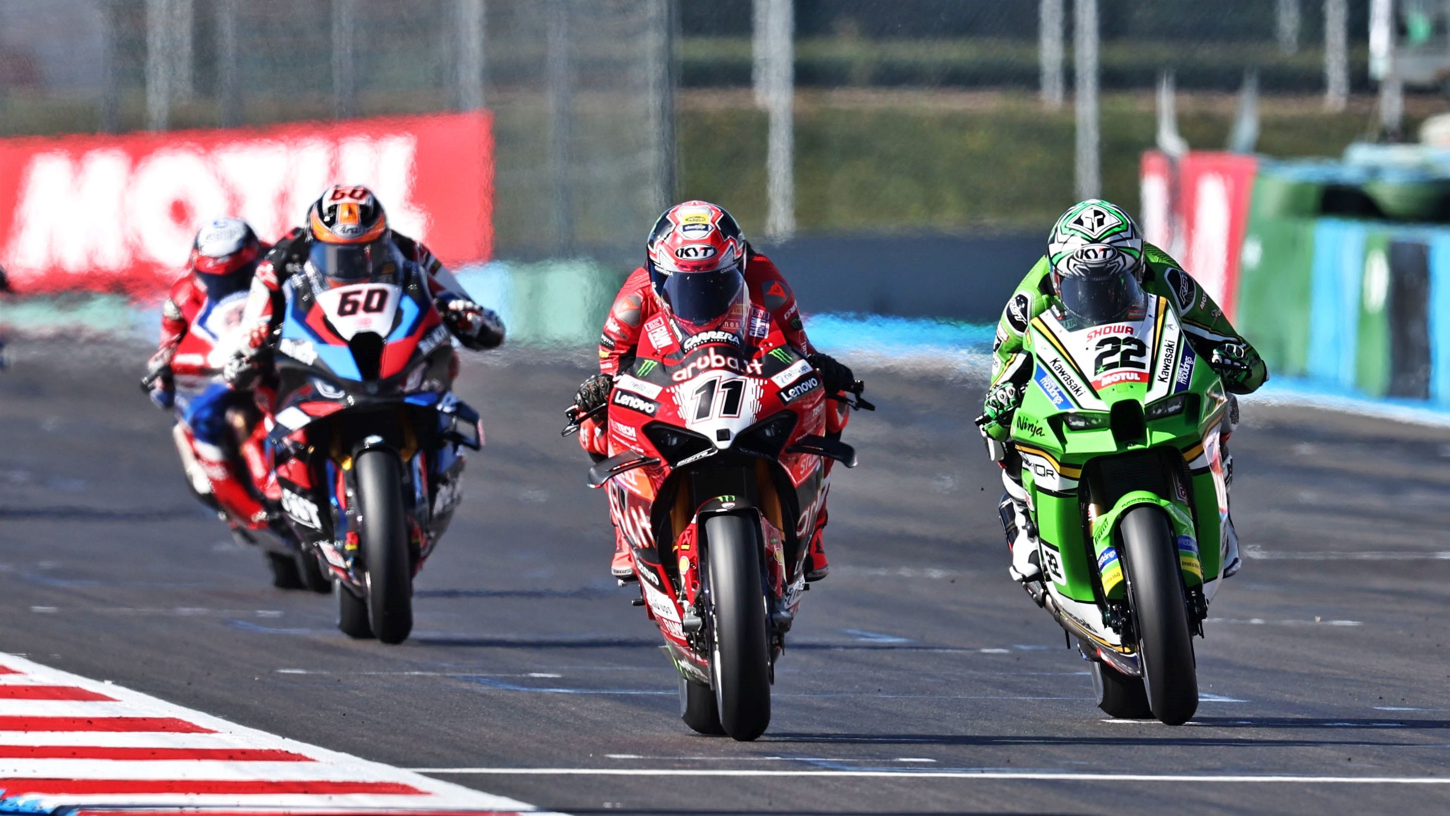 Nicolò Bulega y Alex Lowes seguidos por Michael van der Mark