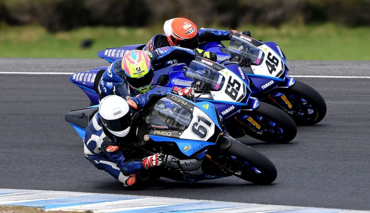Arthur Sissis, Cru Halliday y Mike Jones en paralelo luchando por el podio Arthur Sissis, Cru Halliday y Mike Jones en paralelo luchando por el podio