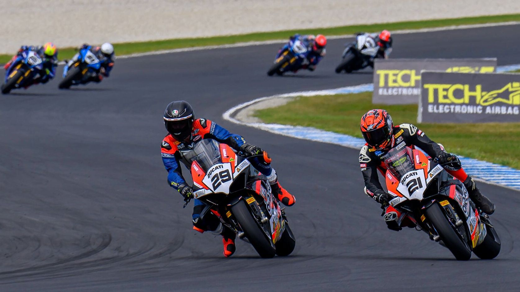 Harrison Voight logró su primera victoria y Josh Waters sale más líder del ASBK 2024