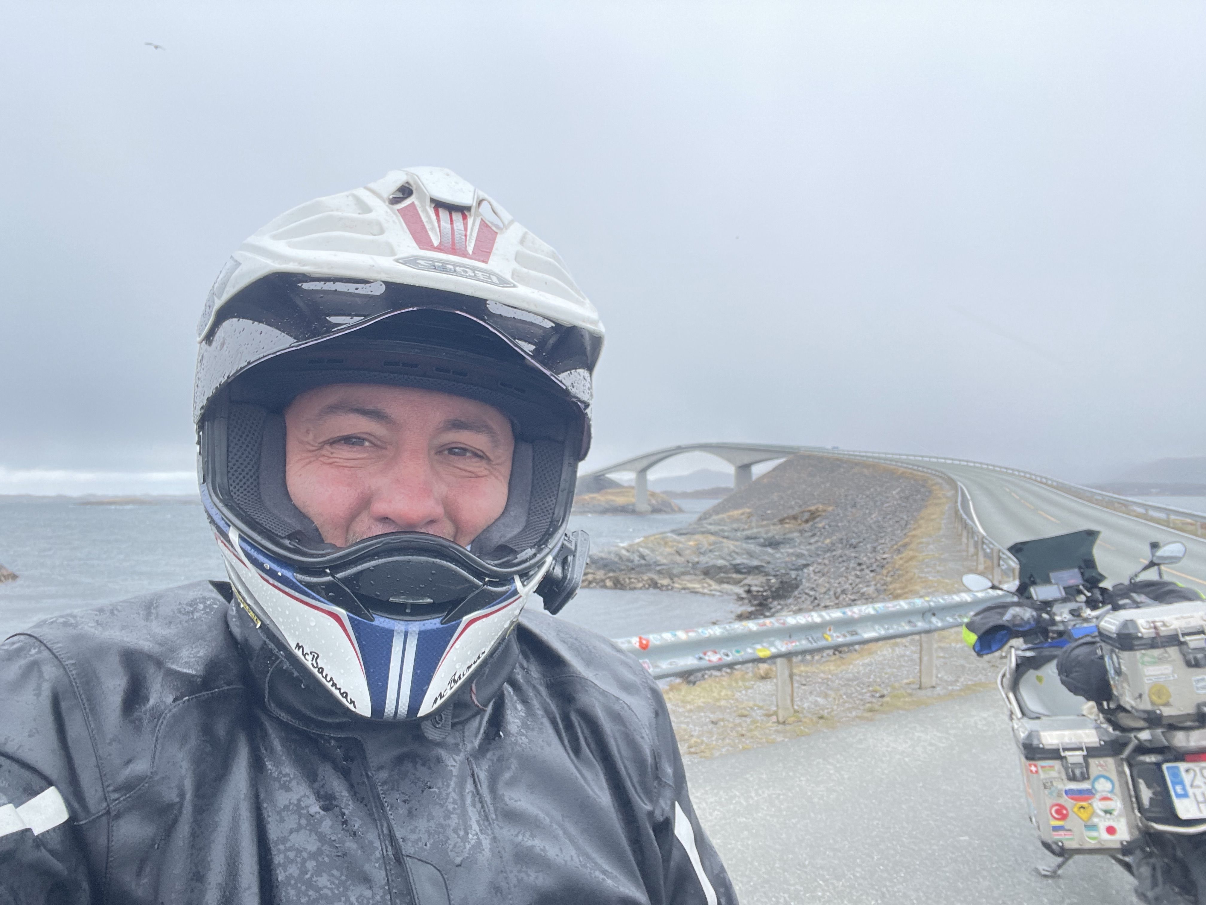 Feliz en la Atlantic Road a pesar de la lluvia