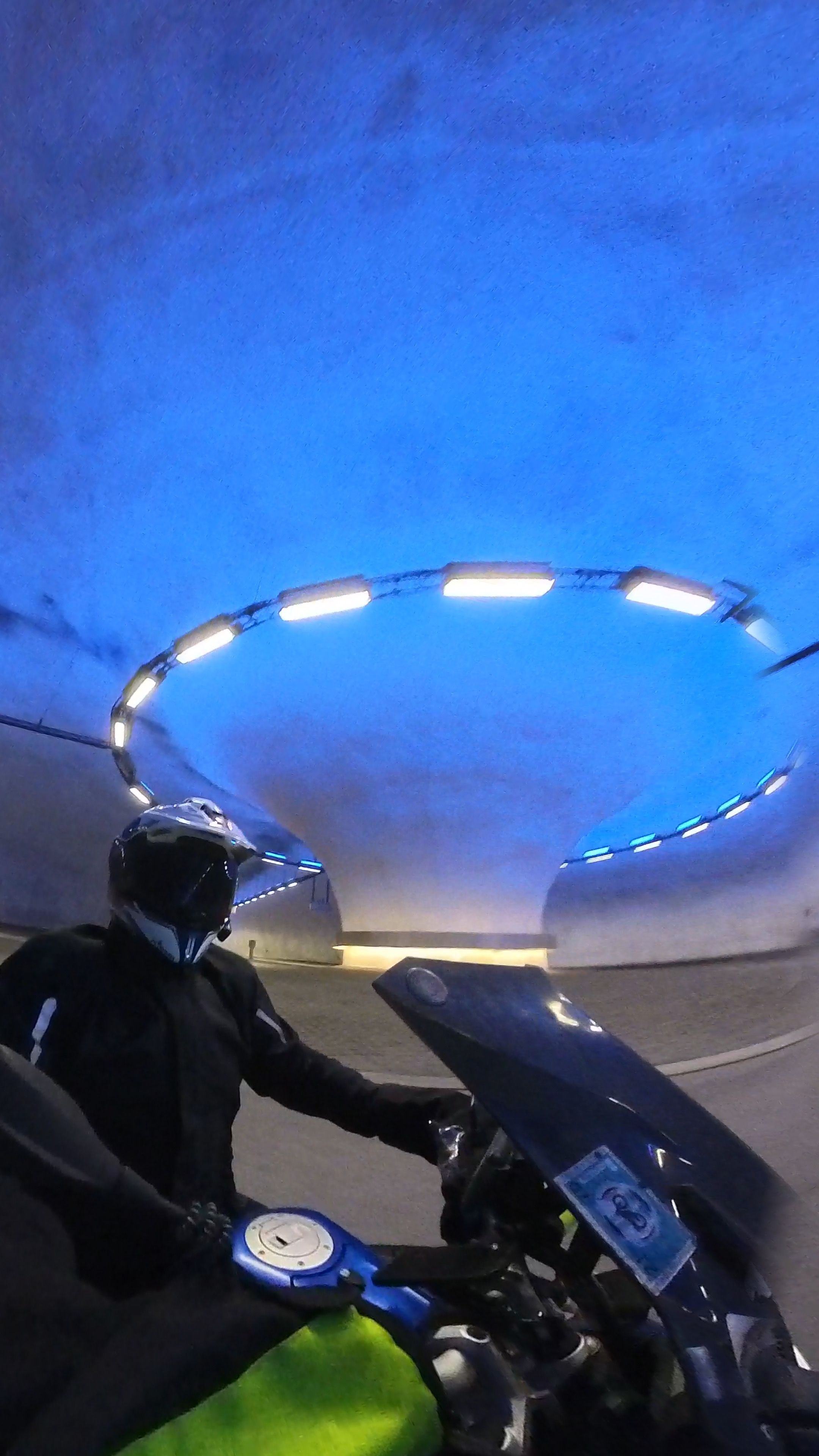 Una rotonda en un túnel