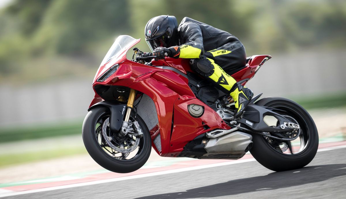 Ducati Panigale V4 S 2025 acción